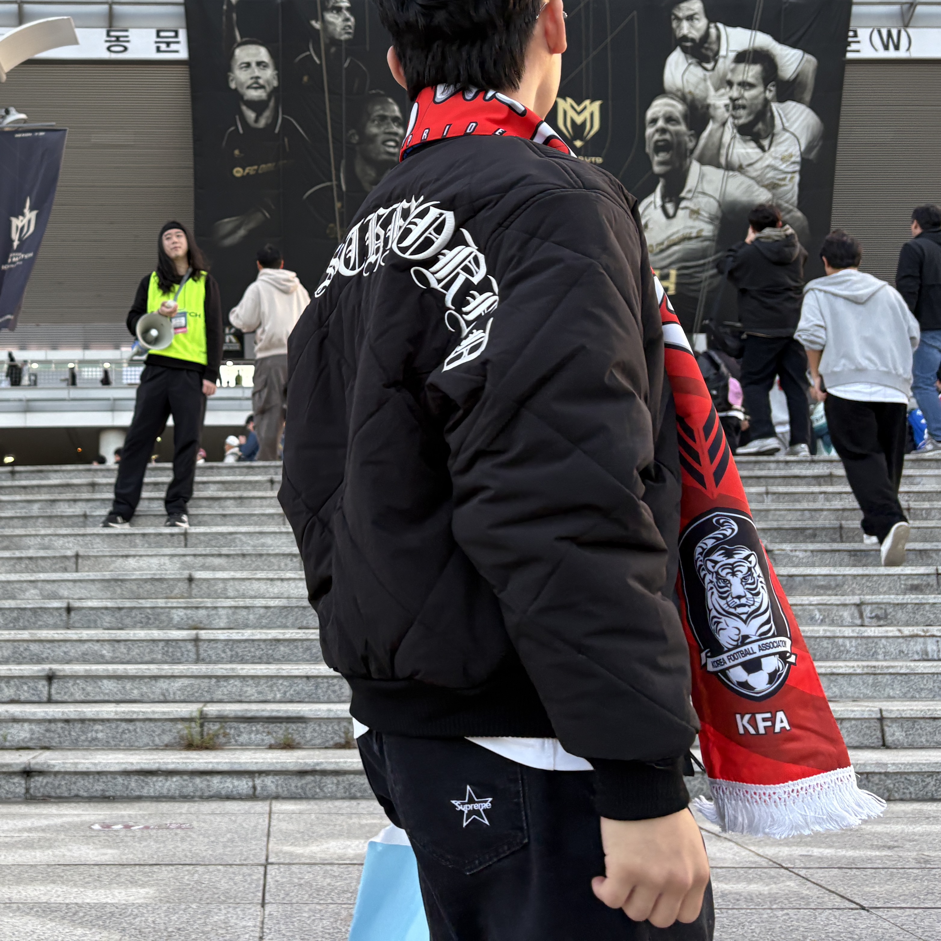 Corteiz Olde English Quilted Bomber Jacket Black 착용 스타일 - 2