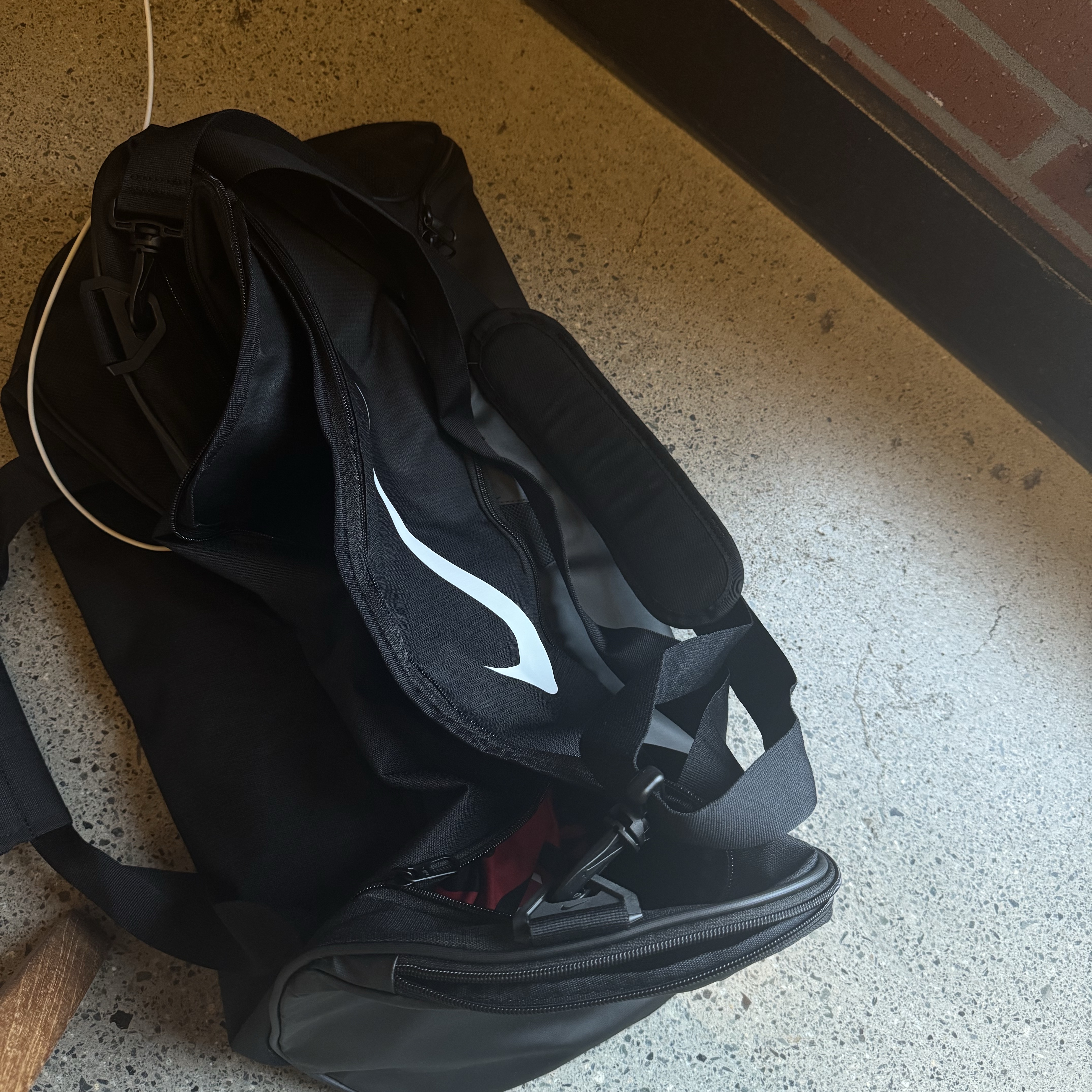 Nike Brasilia 9.5 Training Duffle Bag Medium 60L Black 착용 스타일
