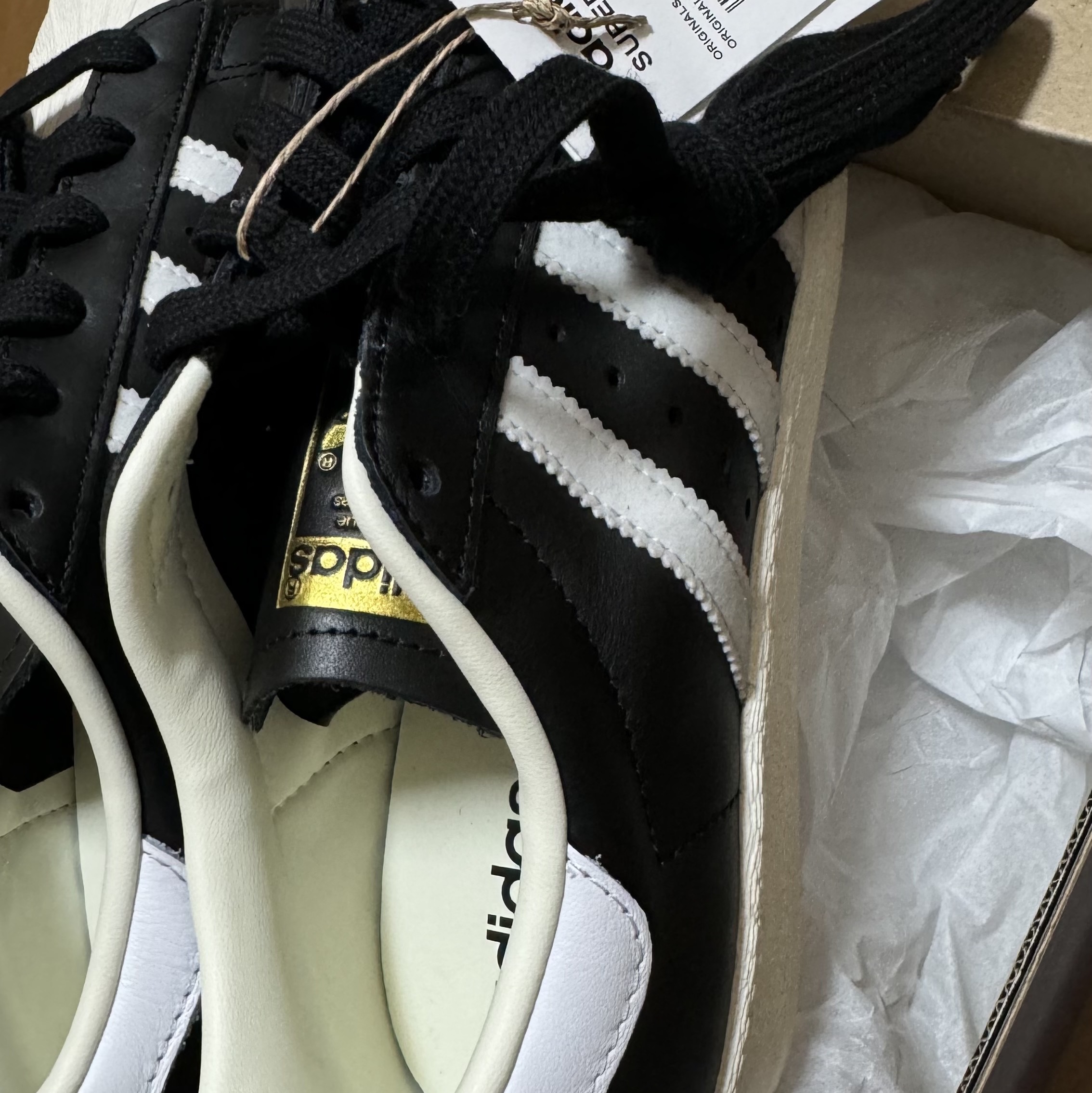 Adidas Superstar 82 FI Core Black 착용 스타일 - 3