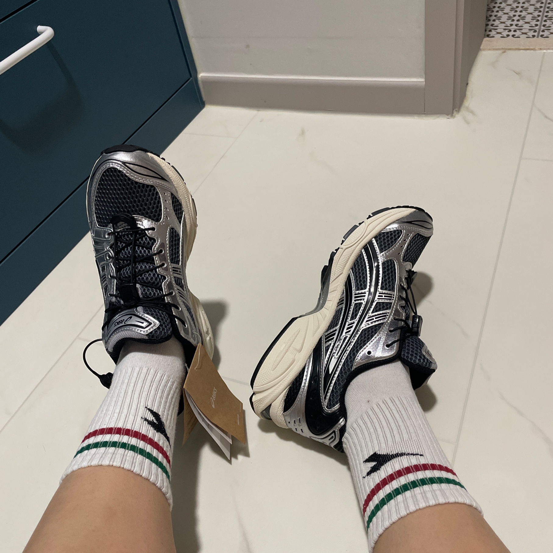 Asics Unlimited Gel-Kayano 14 Carrier Grey Black 착용 스타일