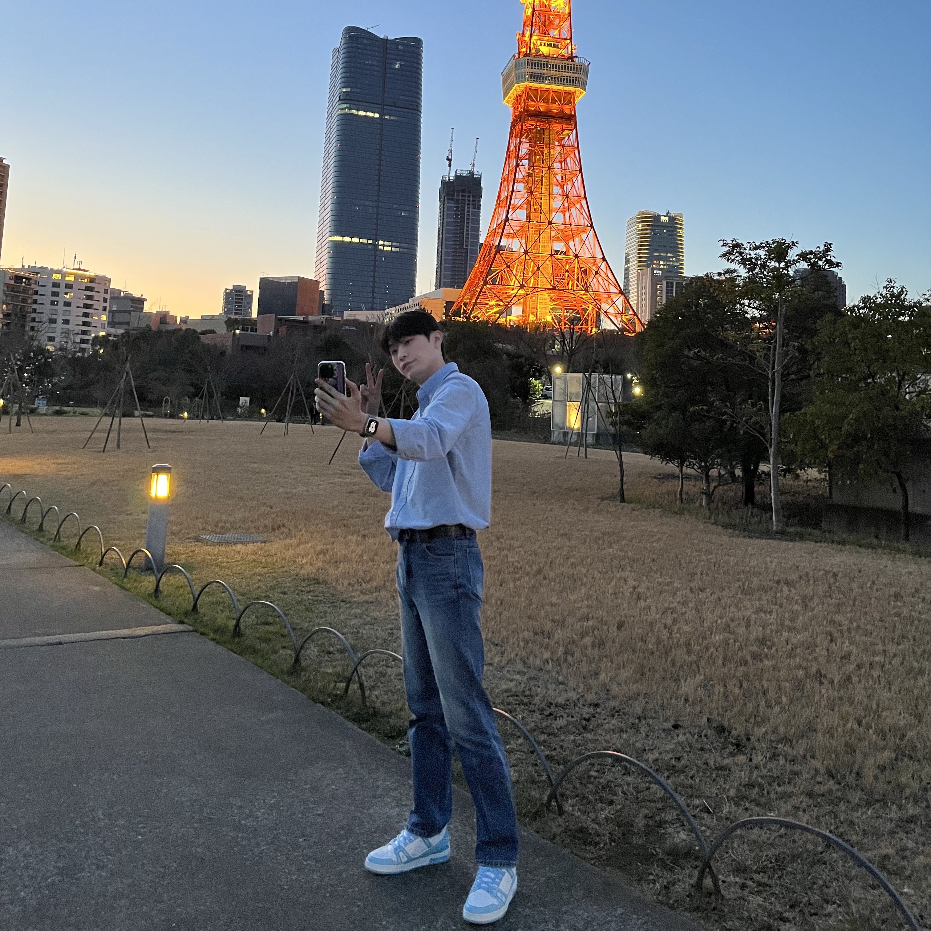 Louis Vuitton LV Trainer Sneakers Bleu Ciel 착용 스타일