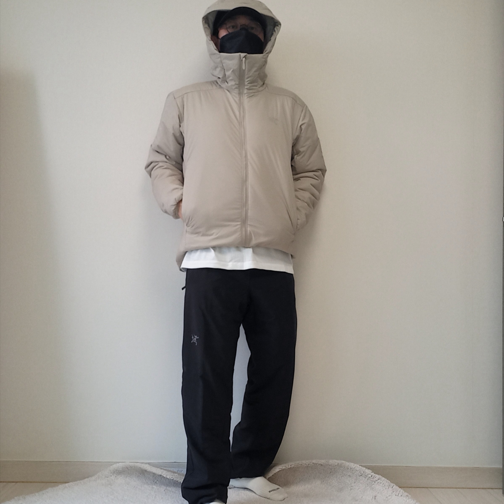 Arc'teryx Atom Heavyweight Hoody Rune, Arc'teryx Arc'Multi Bird Logo LS T-Shirt White Light 착용 스타일 - 1