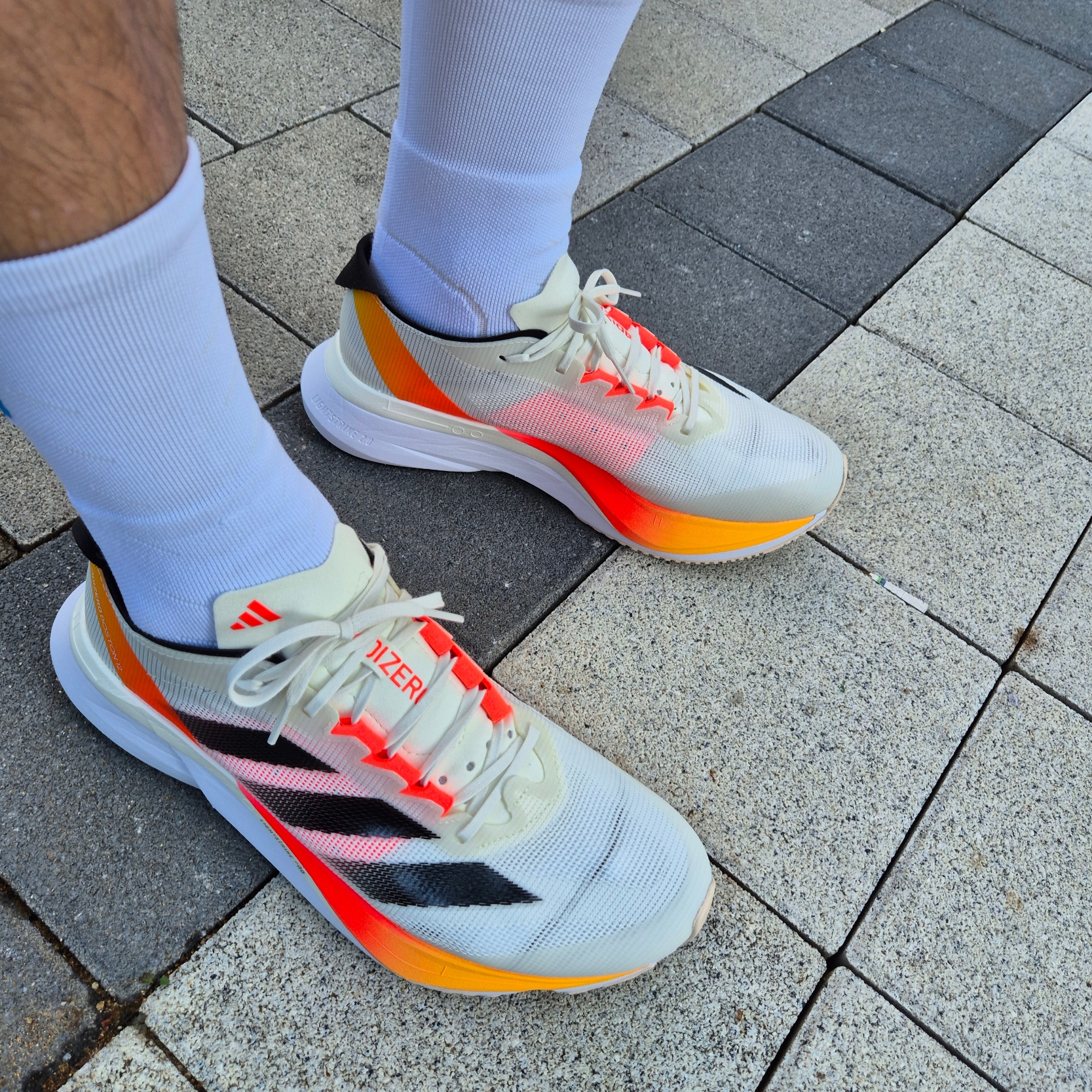 Adidas Adizero Boston 12 Ivory Solar Red 착용 스타일