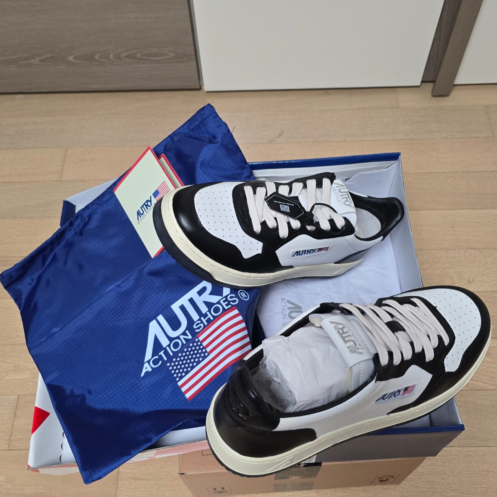 Autry Medalist Low Leather Sneakers Black White 착용 스타일 - 2