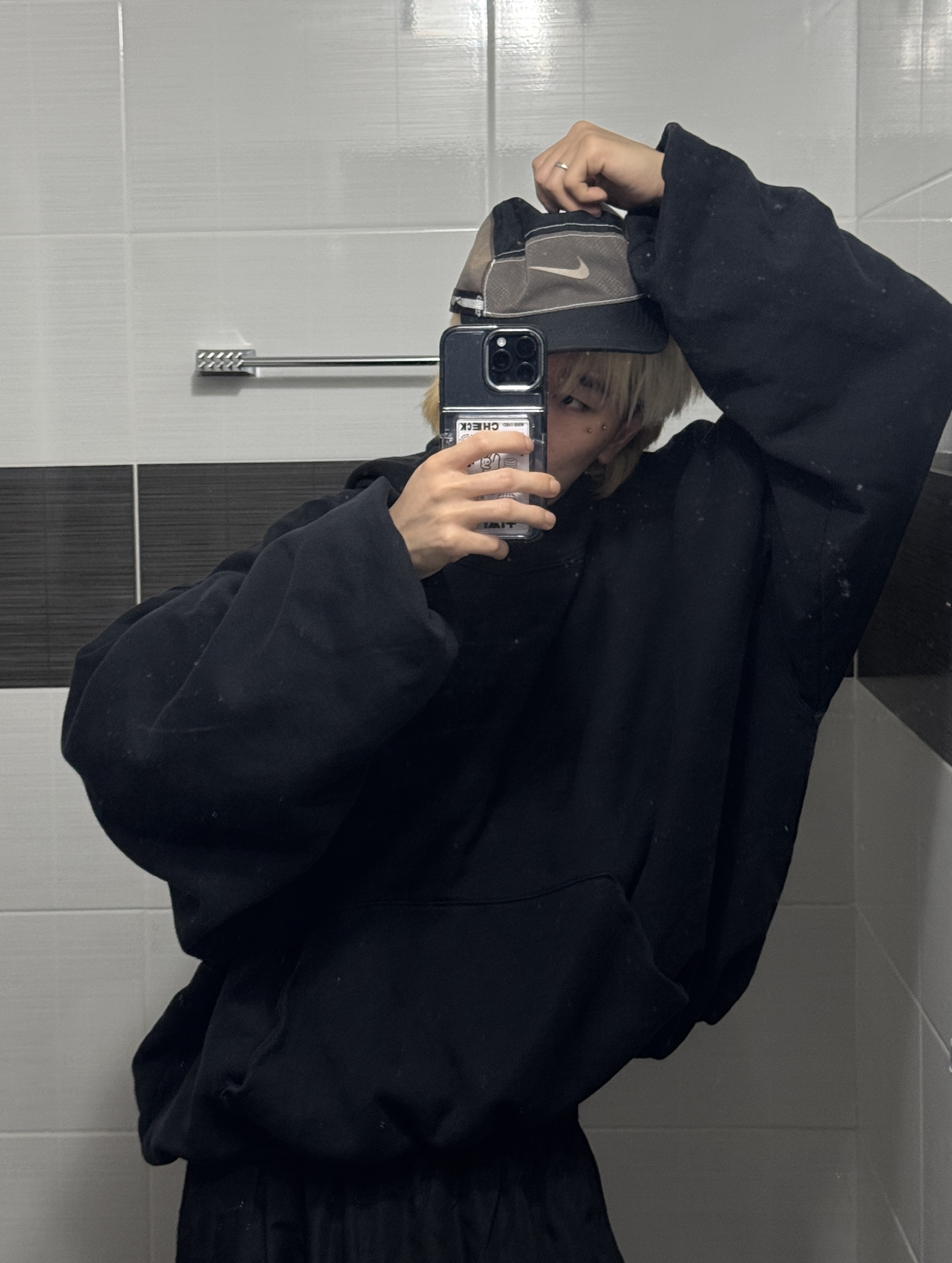 Yeezy Gap Engineered By Balenciaga Dove Hoodie Washed Black 착용 스타일 - 1