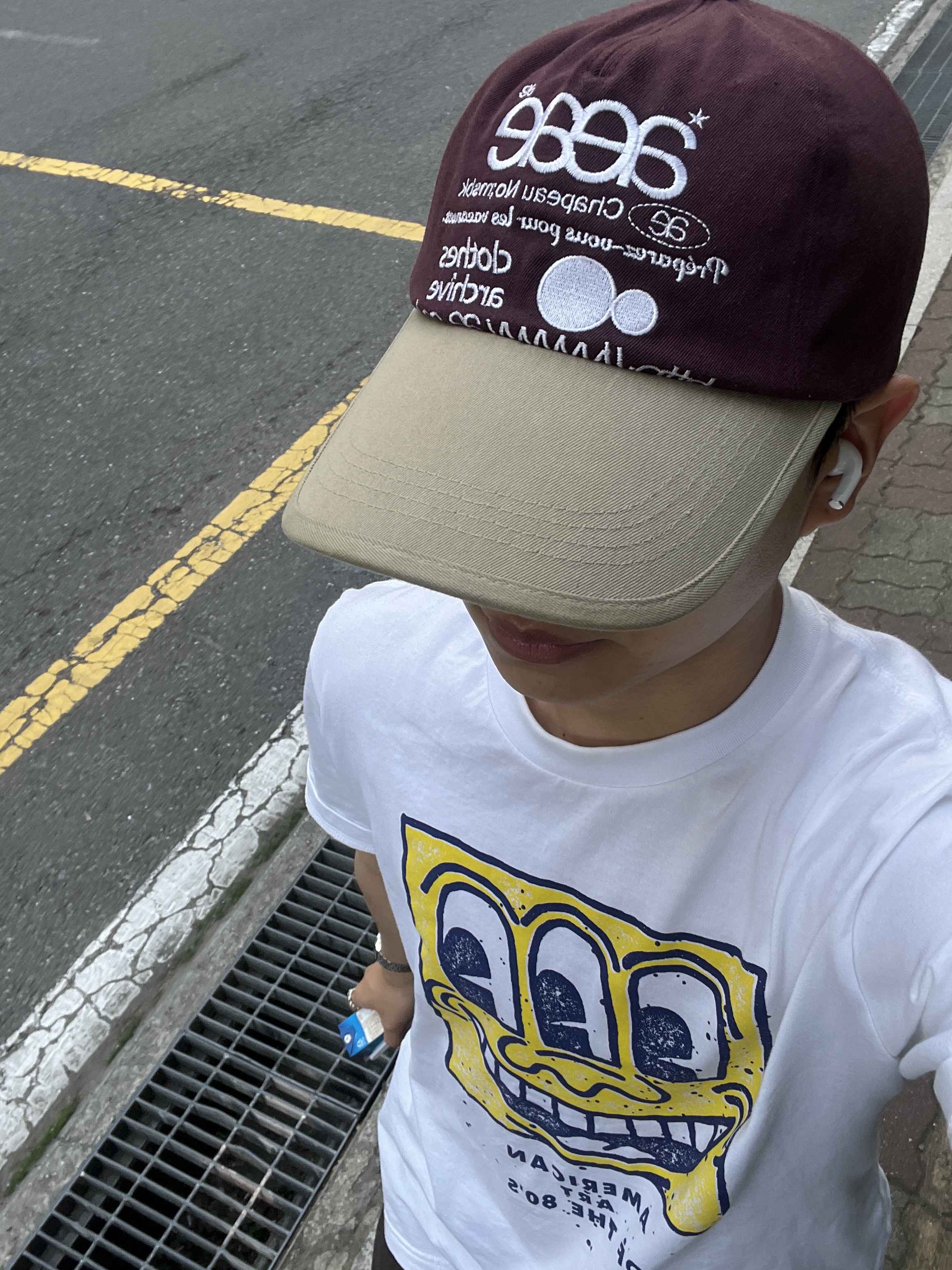 Aeae Web Logo Two Tone Ball Cap Beige Burgandy 착용 스타일