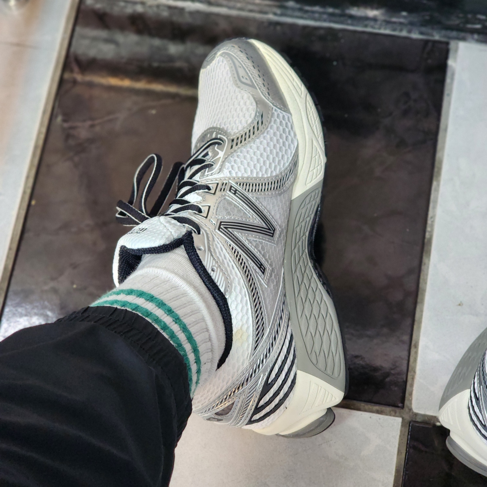 New Balance 860v2 Optic White 착용 스타일 - 1