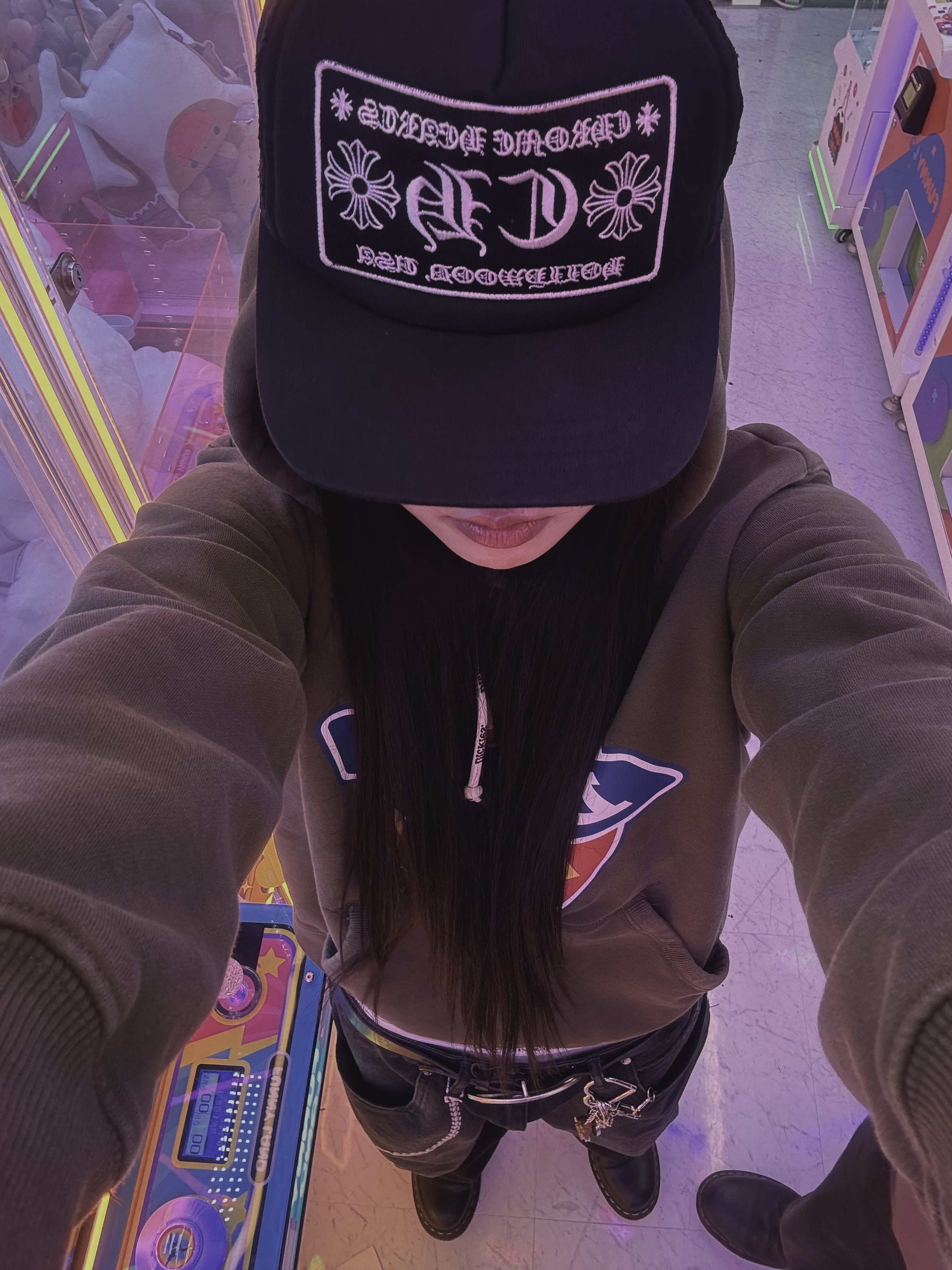 Chrome Hearts CH Hollywood Trucker Hat Black, Diesel B-1DR Leather Belt with D Buckle Black 착용 스타일