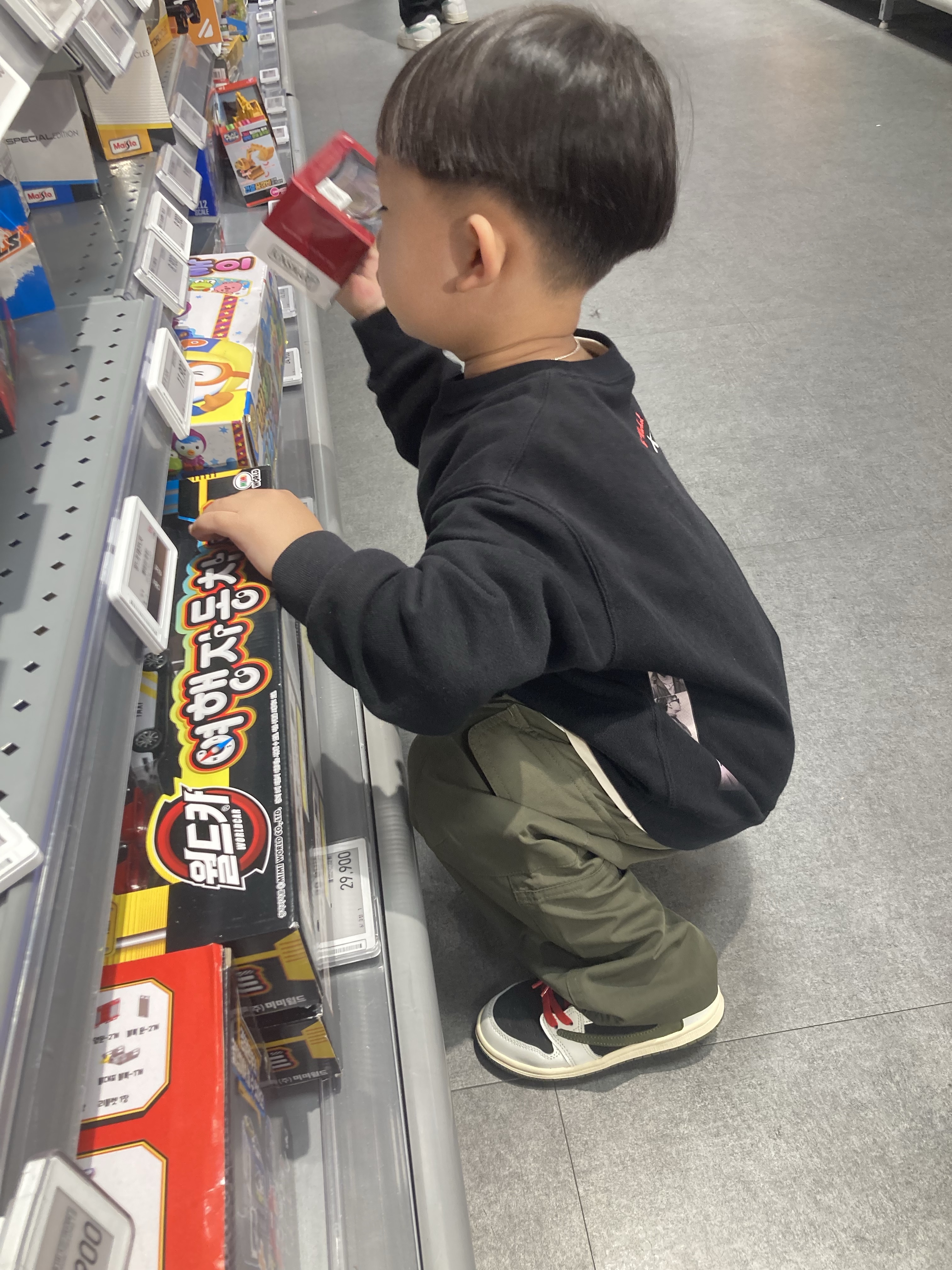 Adidas Yeezy Boost 350 V2 Yecheil - Non-Reflective, (TD) Jordan 1 x Travis Scott Retro Low OG SP Medium Olive 착용 스타일 - 7