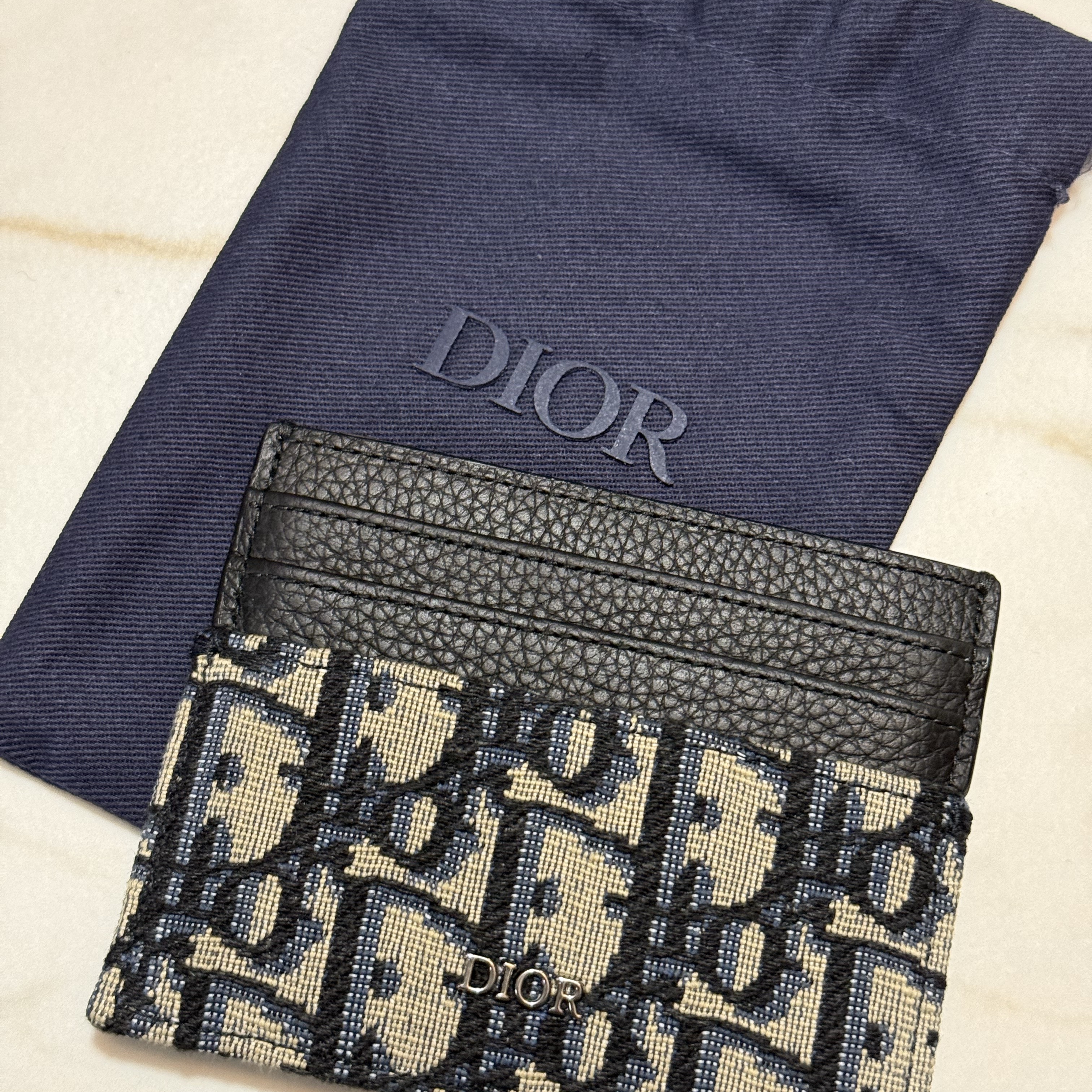 Dior Card Holder Beige & Black Dior Oblique Jacquard 착용 스타일