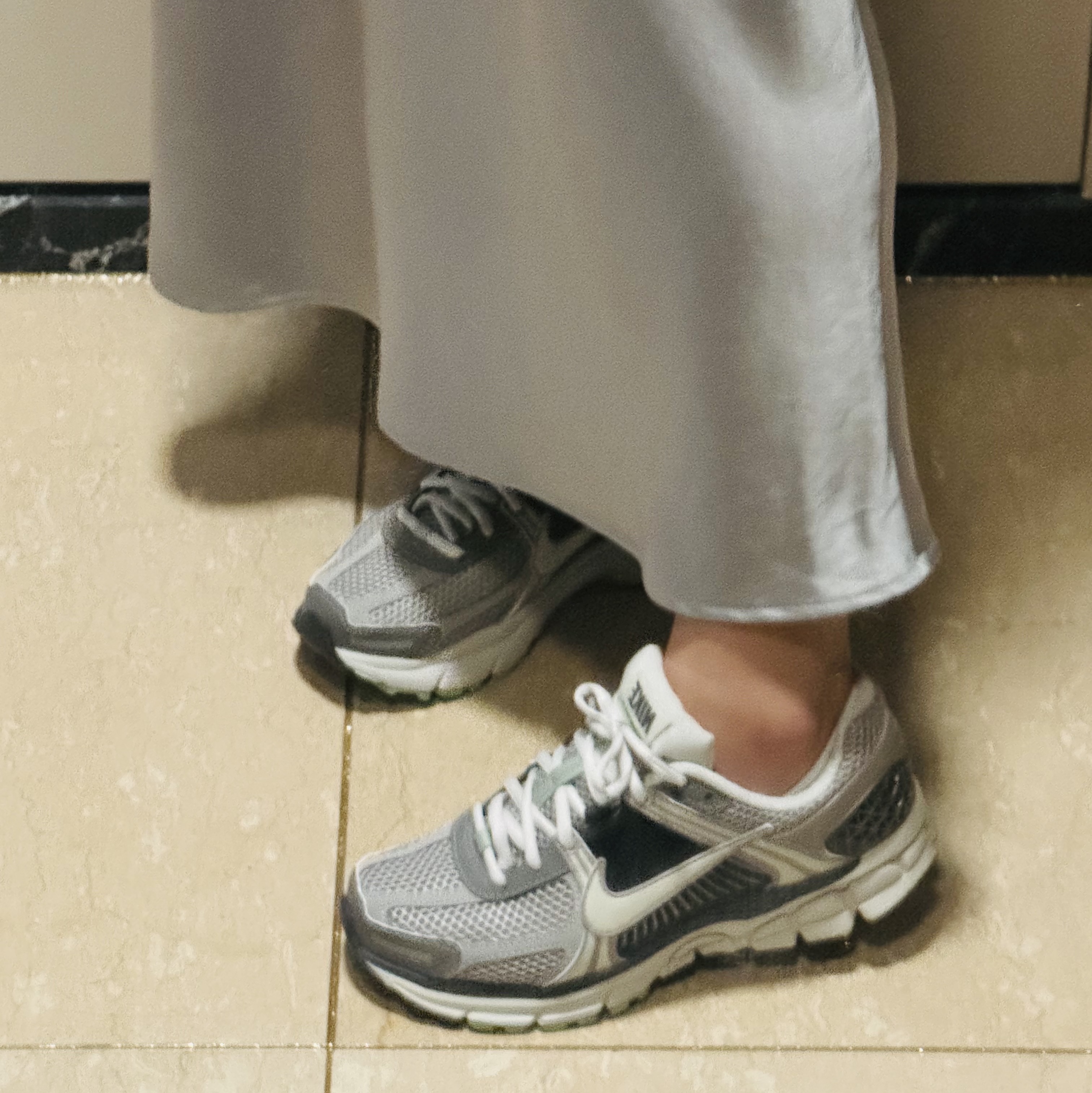 (W) Nike Zoom Vomero 5 Cobblestone and Flat Pewter 착용 스타일 - 2