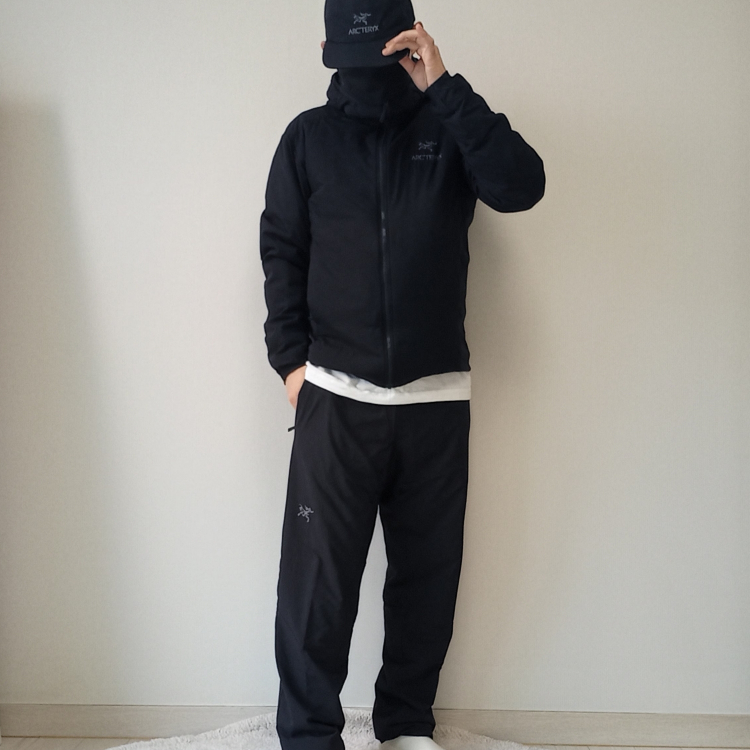 Arc'teryx Atom Hoody Black, Arc'teryx Arc'Multi Bird Logo LS T-Shirt White Light 착용 스타일 - 2