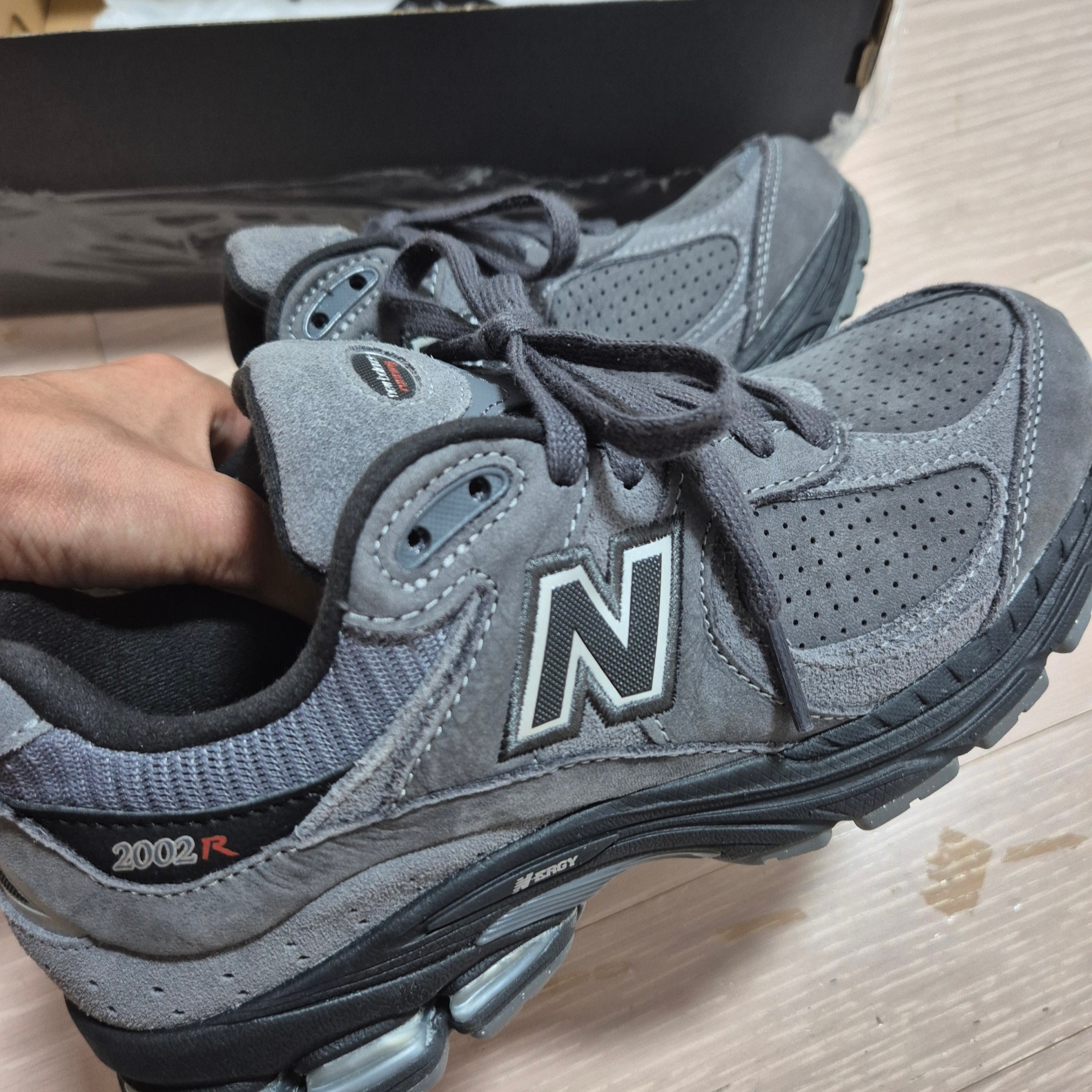 New Balance 2002R Dark Grey 착용 스타일