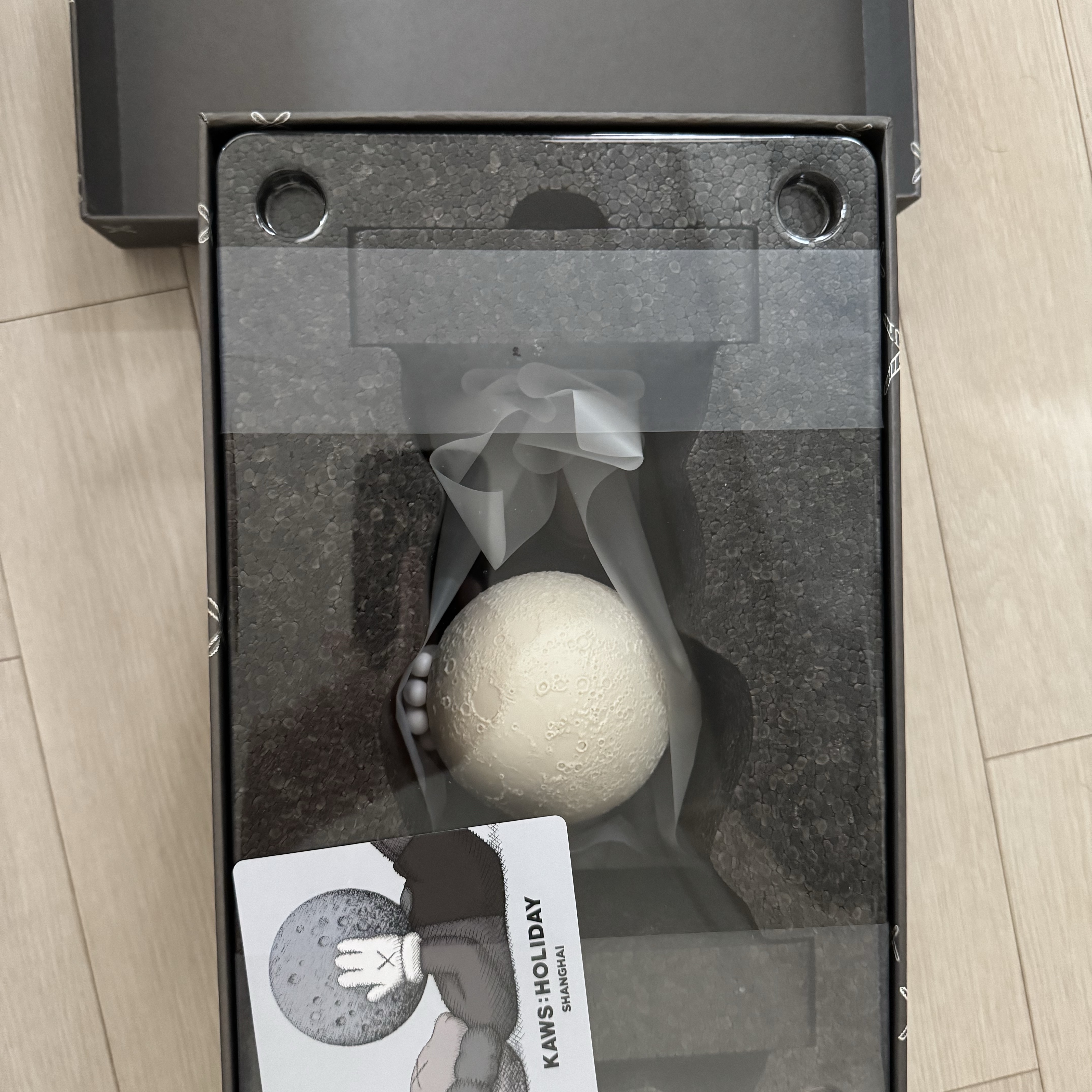 Kaws Holiday Shanghai Figure Brown 착용 스타일 - 1