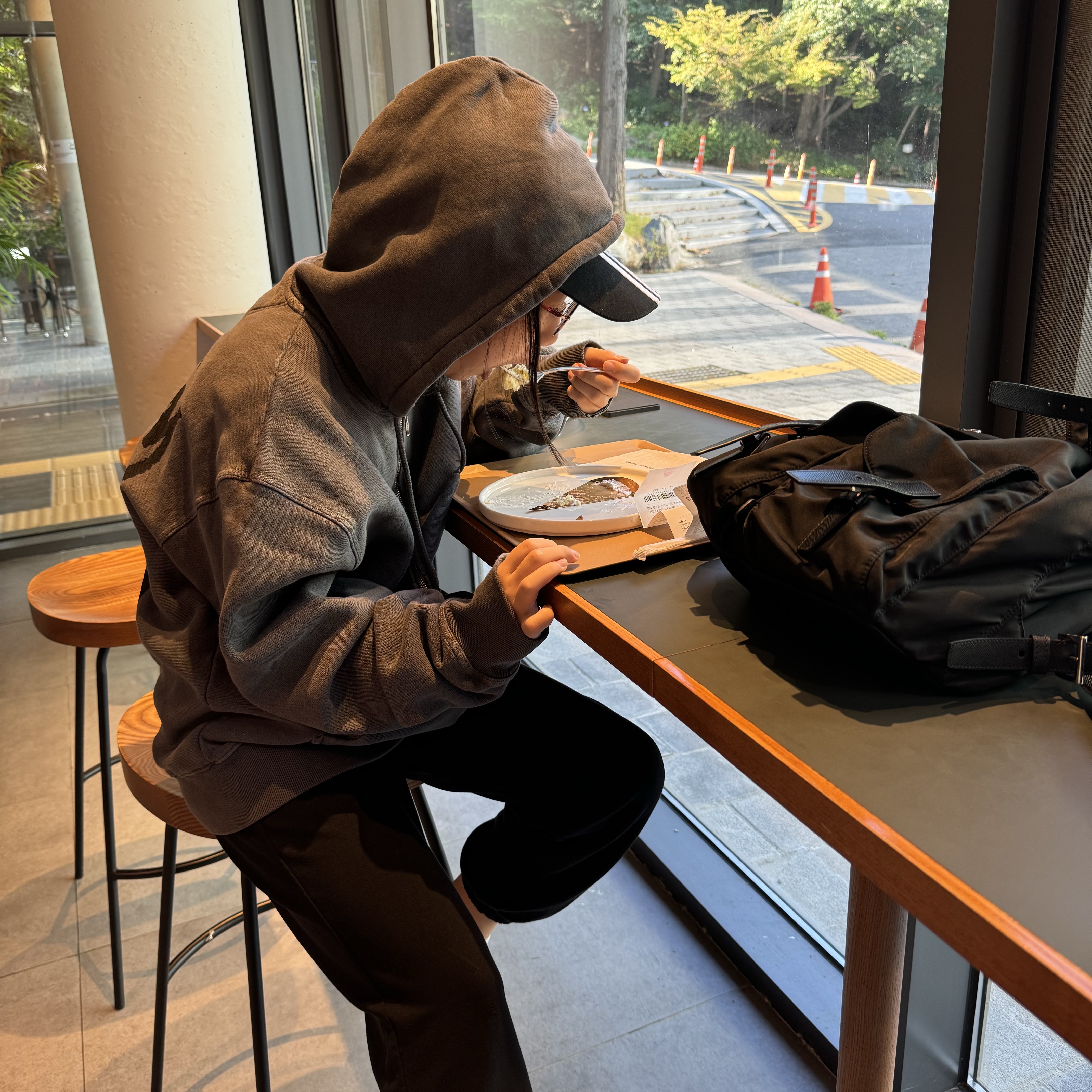 Stussy 8 Ball Pigment Dyed Zip Hoodie Black 착용 스타일