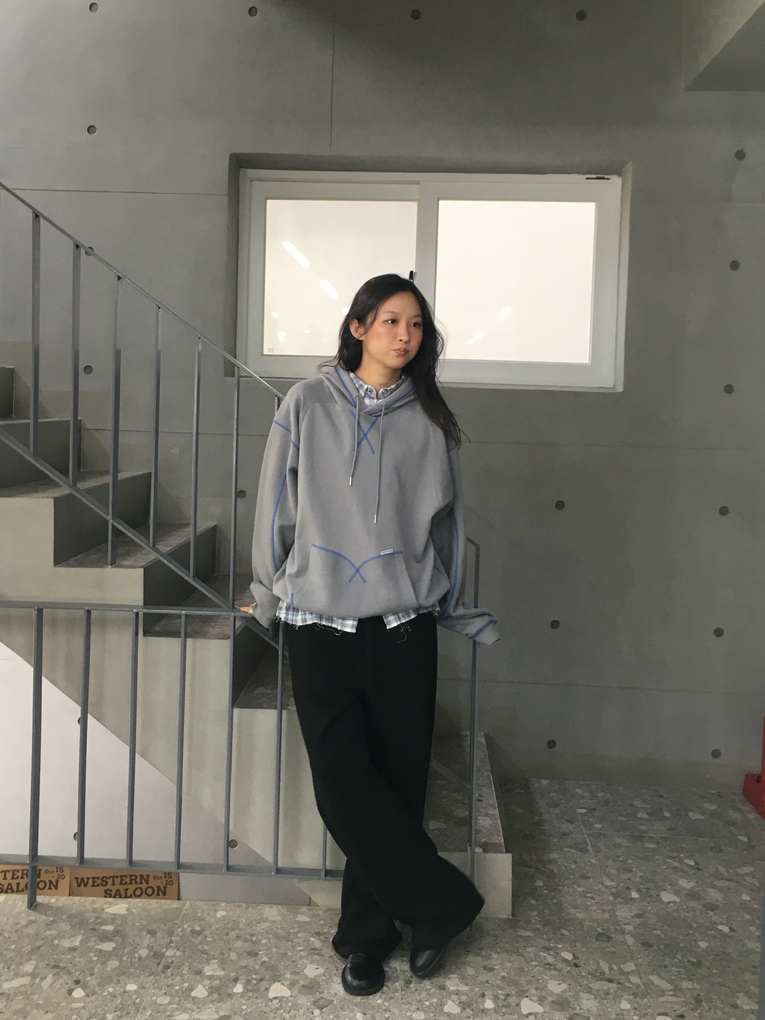 Thevinylhouse Cut Off Hoodie Grey, Thevinylhouse Western Check Shirts Grey 착용 스타일 - 3