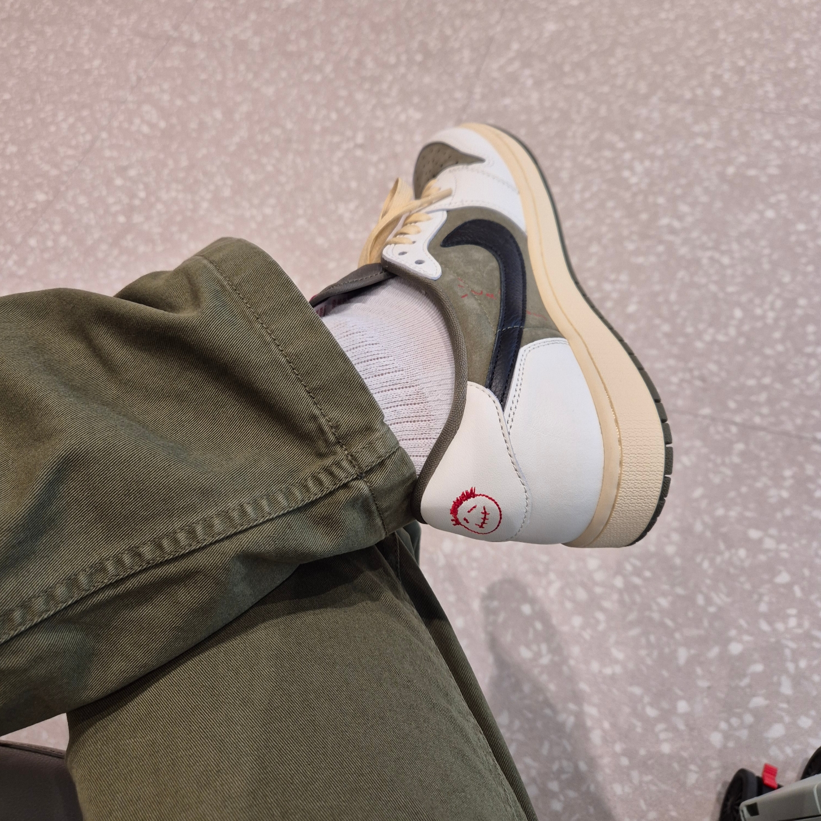 Jordan 1 x Travis Scott Retro Low OG SP Reverse Olive, IAB Studio Blackwatch Tartan Shirt Blue Green 착용 스타일 - 4