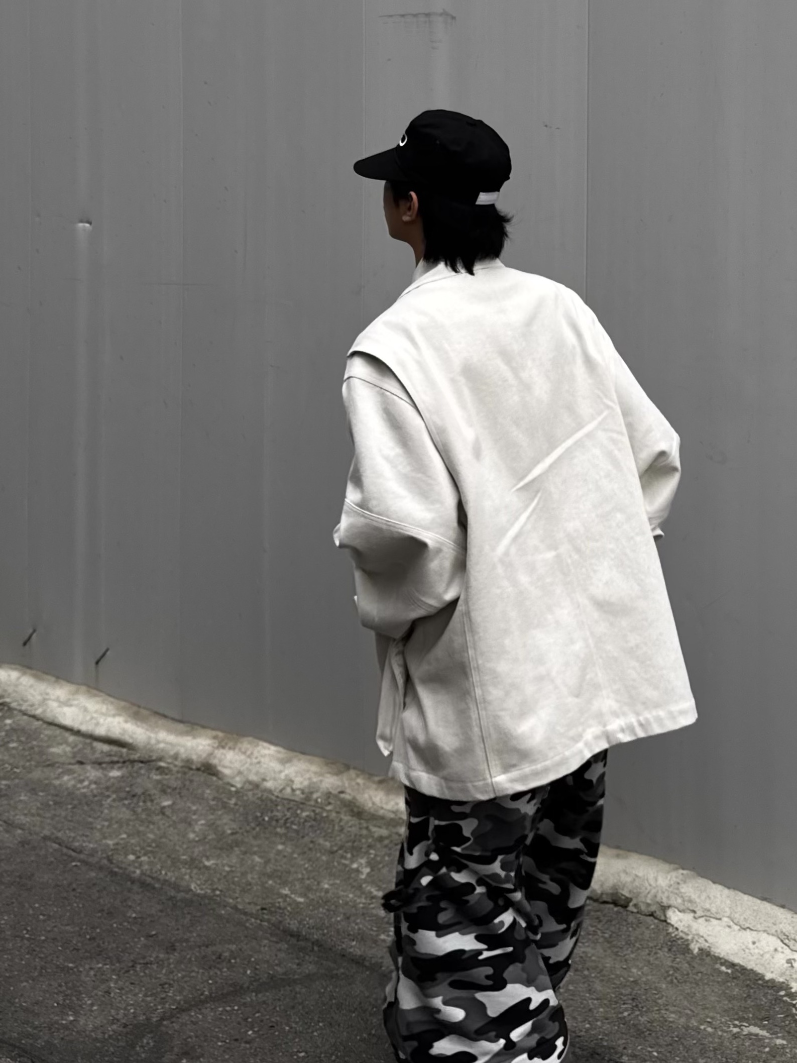 Balenciaga 10XL Sneakers White Grey Silver Black 착용 스타일 - 5