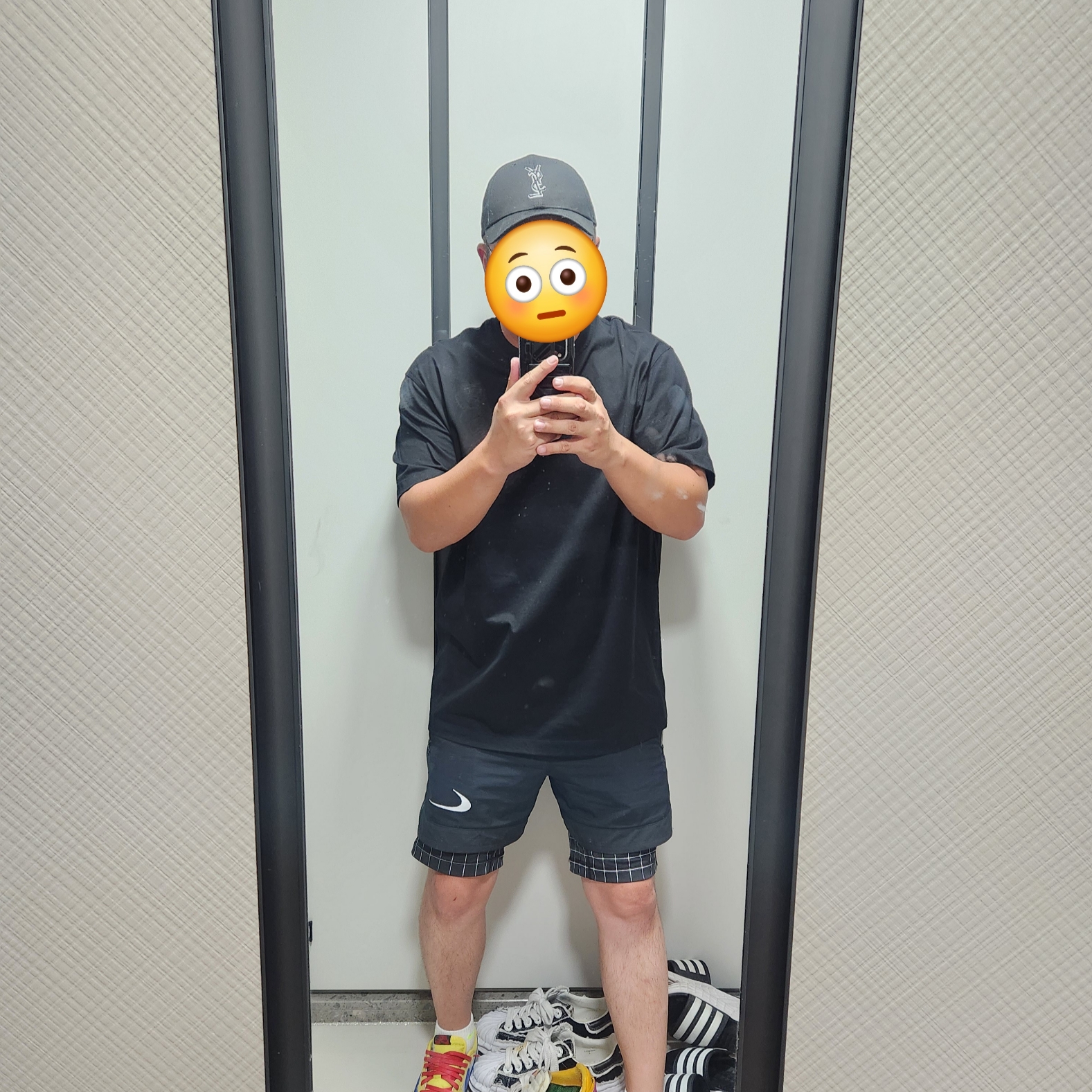 (W) Jordan 1 x Travis Scott Retro Low OG SP Canary, Saint Laurent x New Era YSL Monogram Cap Black 착용 스타일 - 1