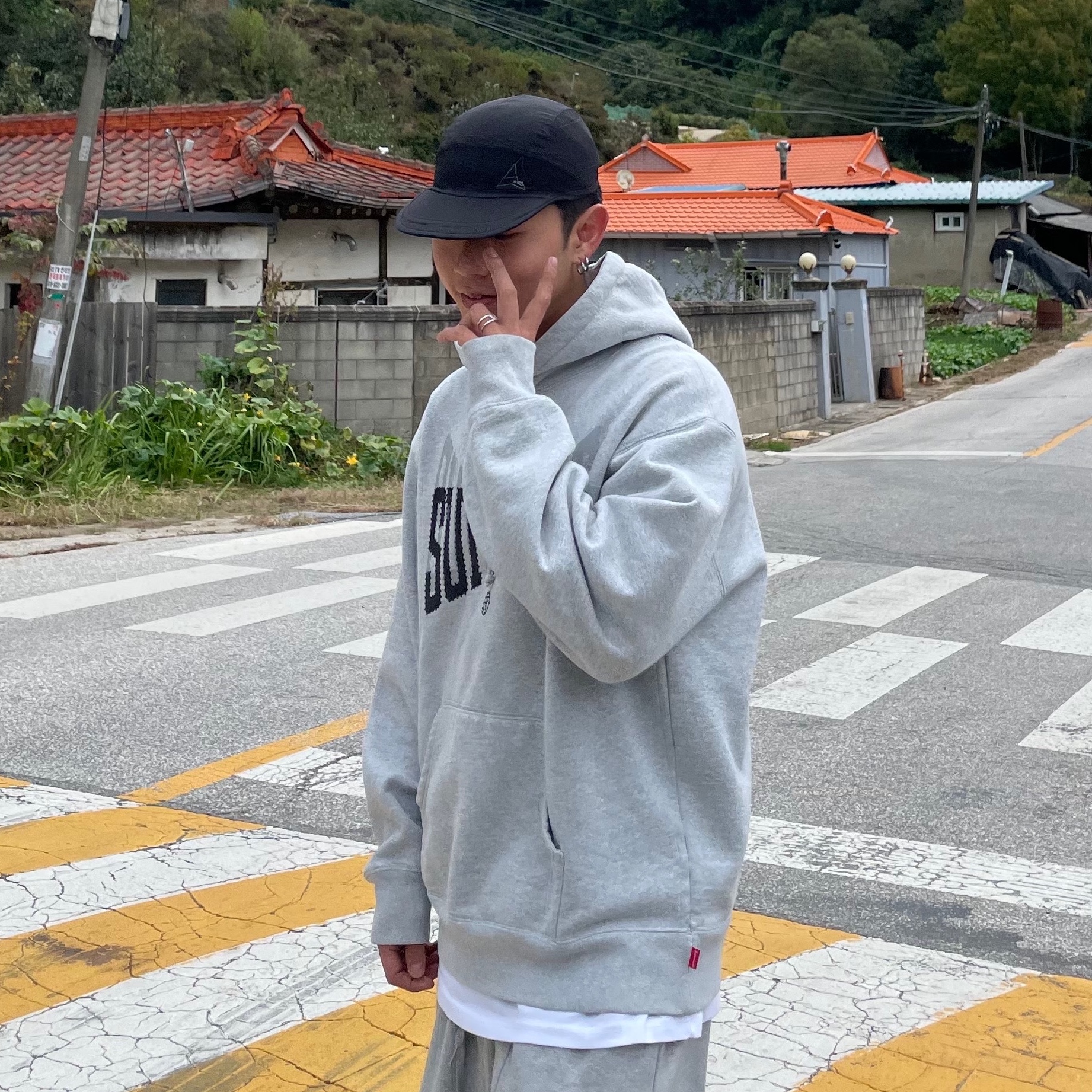 Supreme Rhinestone Shadow Hooded Sweatshirt Heather Grey - 22FW, Roa Hiking Cap Black 착용 스타일 - 2