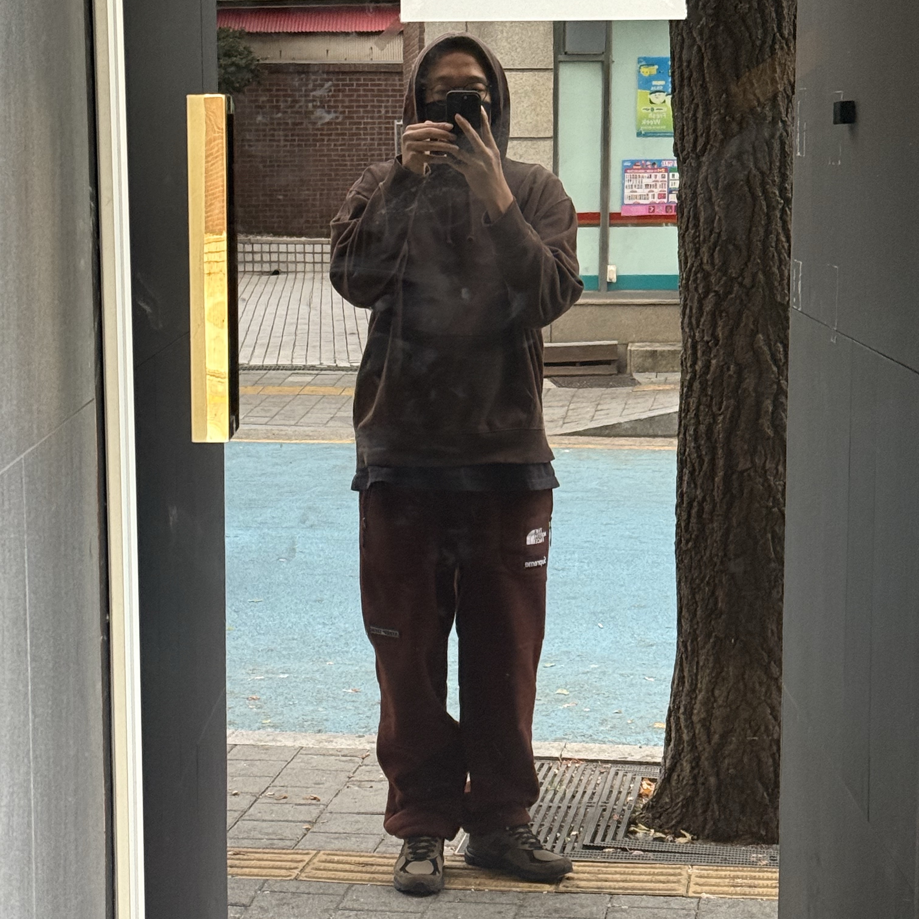 Supreme x The North Face Pigment Printed Hooded Sweatshirt Brown - 22FW, Supreme x The North Face Steep Tech Fleece Pants Brown - 22FW 착용 스타일