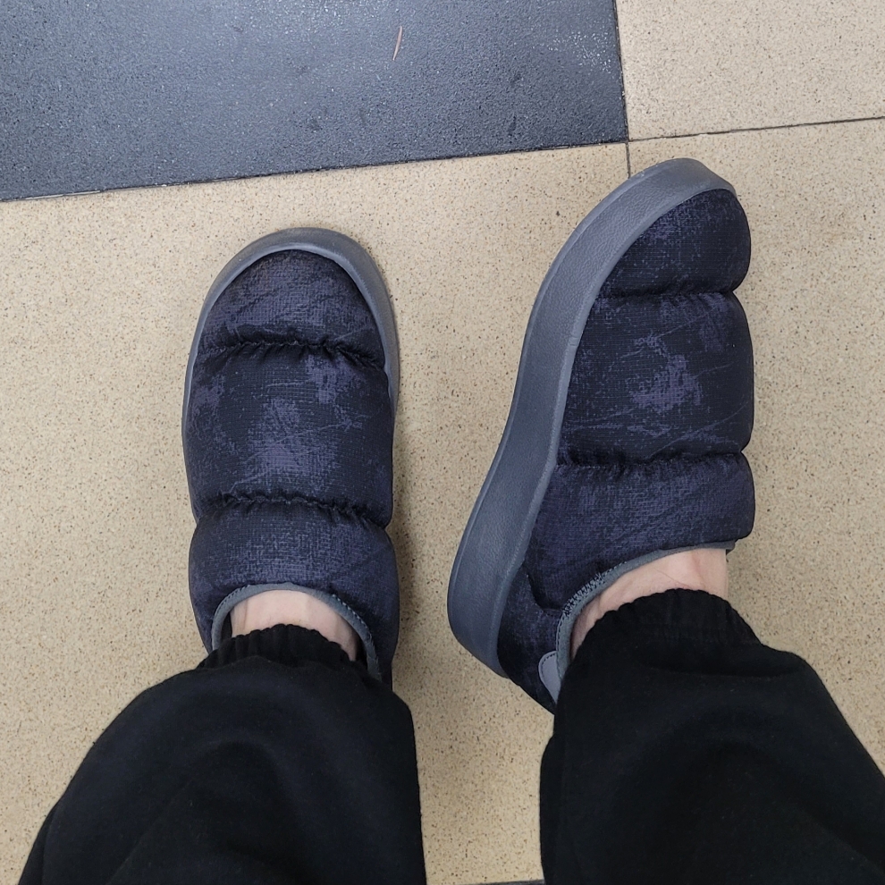 Adidas Puffylette Core Black Grey Six 착용 스타일