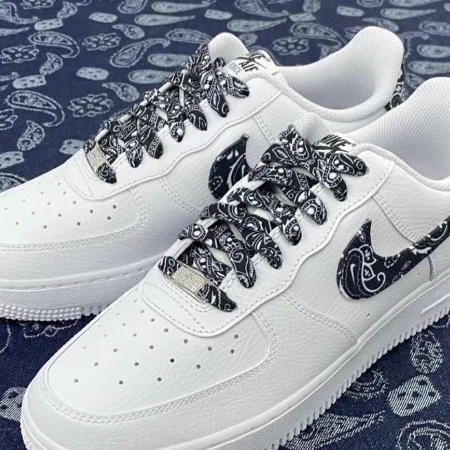 (W) Nike Air Force 1 '07 Essential Paisley Swoosh White Black 착용 스타일