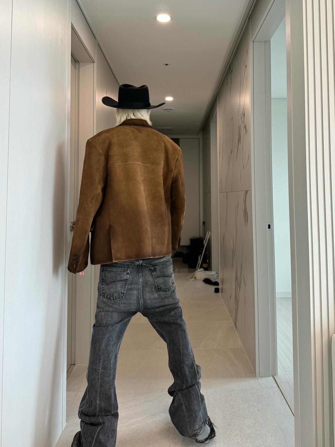 (W) Prada Suede Jacket Tobacco, Balenciaga Denim Flared Pants Black 착용 스타일 - 2