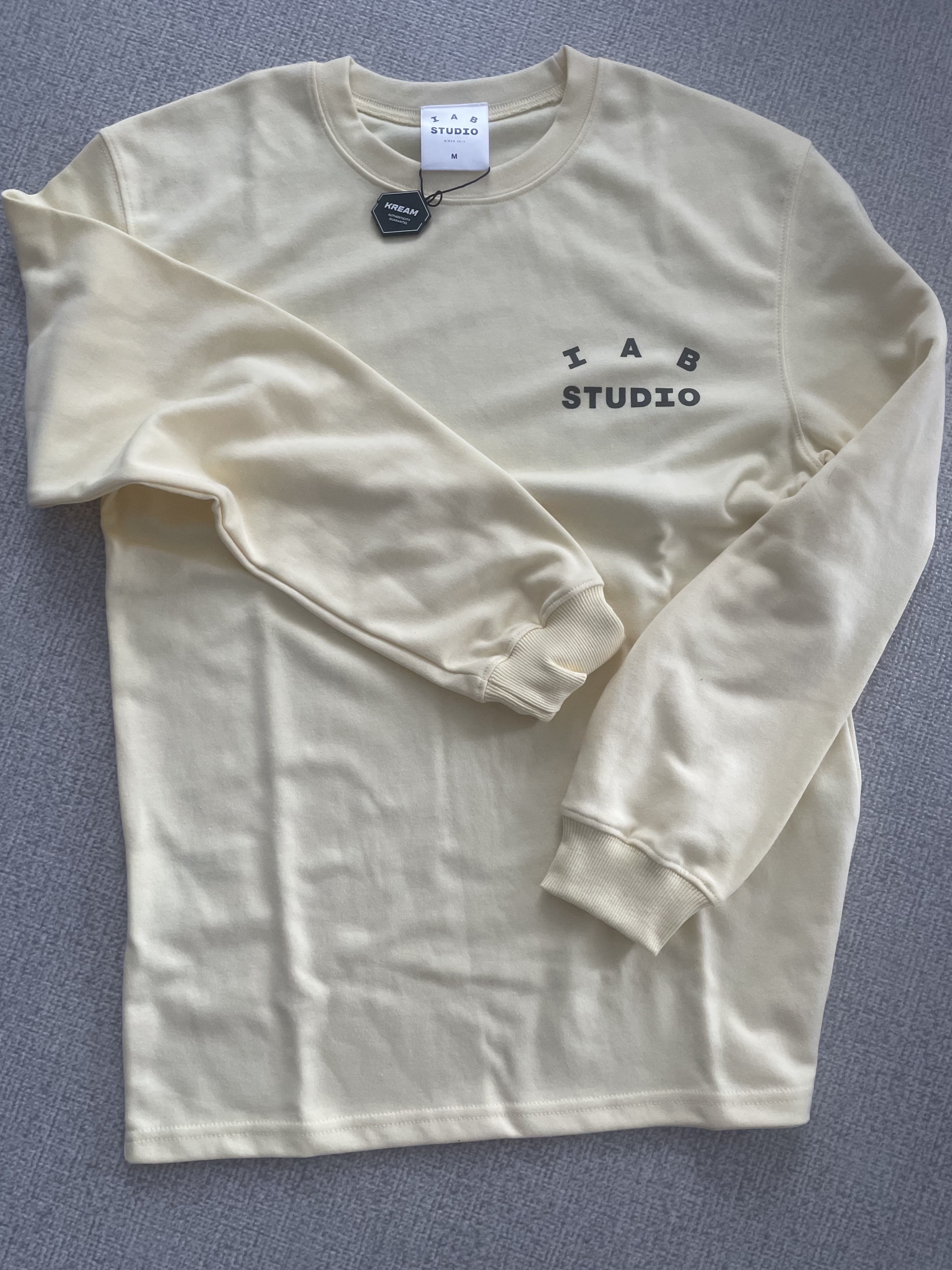 IAB Studio Long Sleeve Lemon 착용 스타일