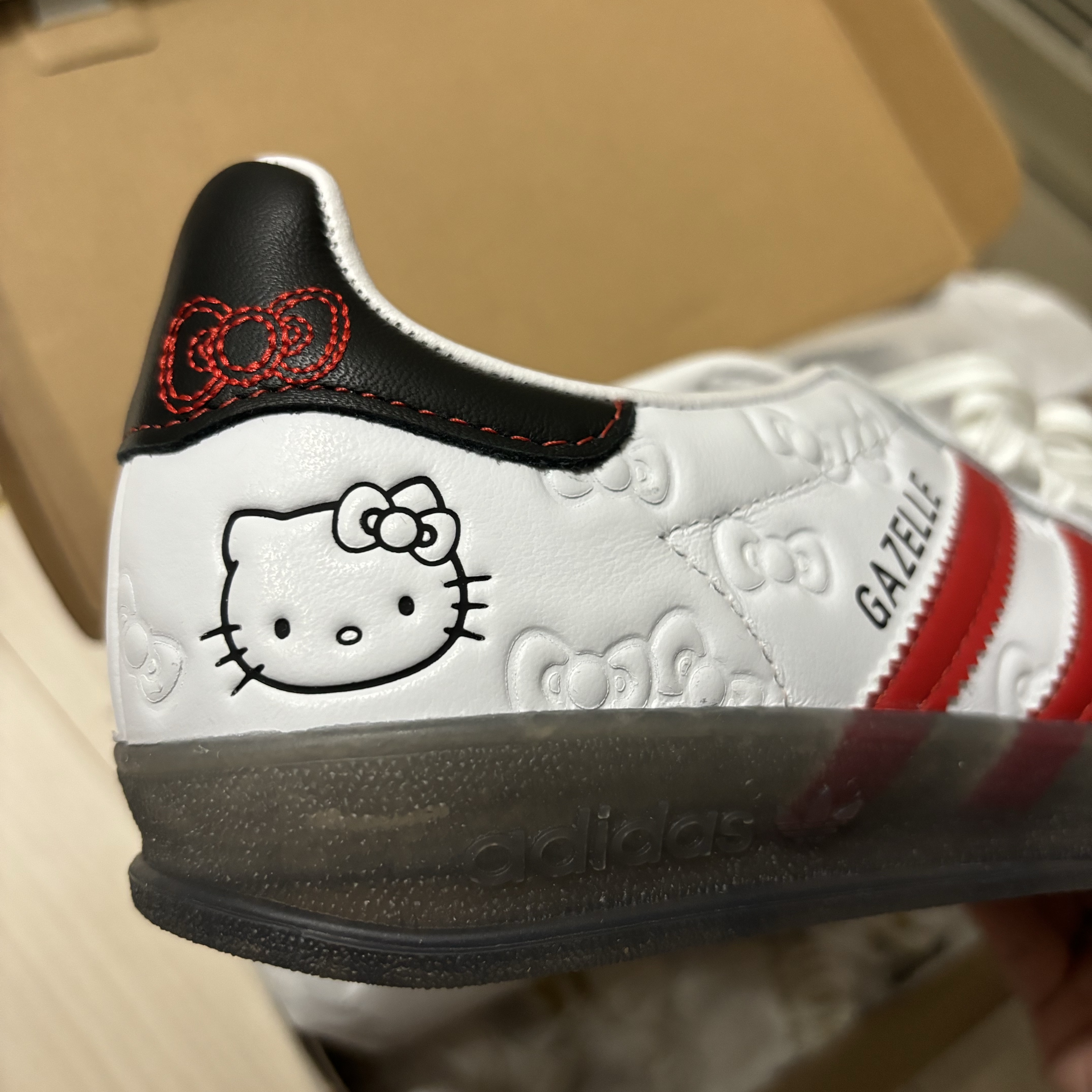 (W) Adidas x Hello Kitty Gazelle Indoor Cloud White Red 착용 스타일
