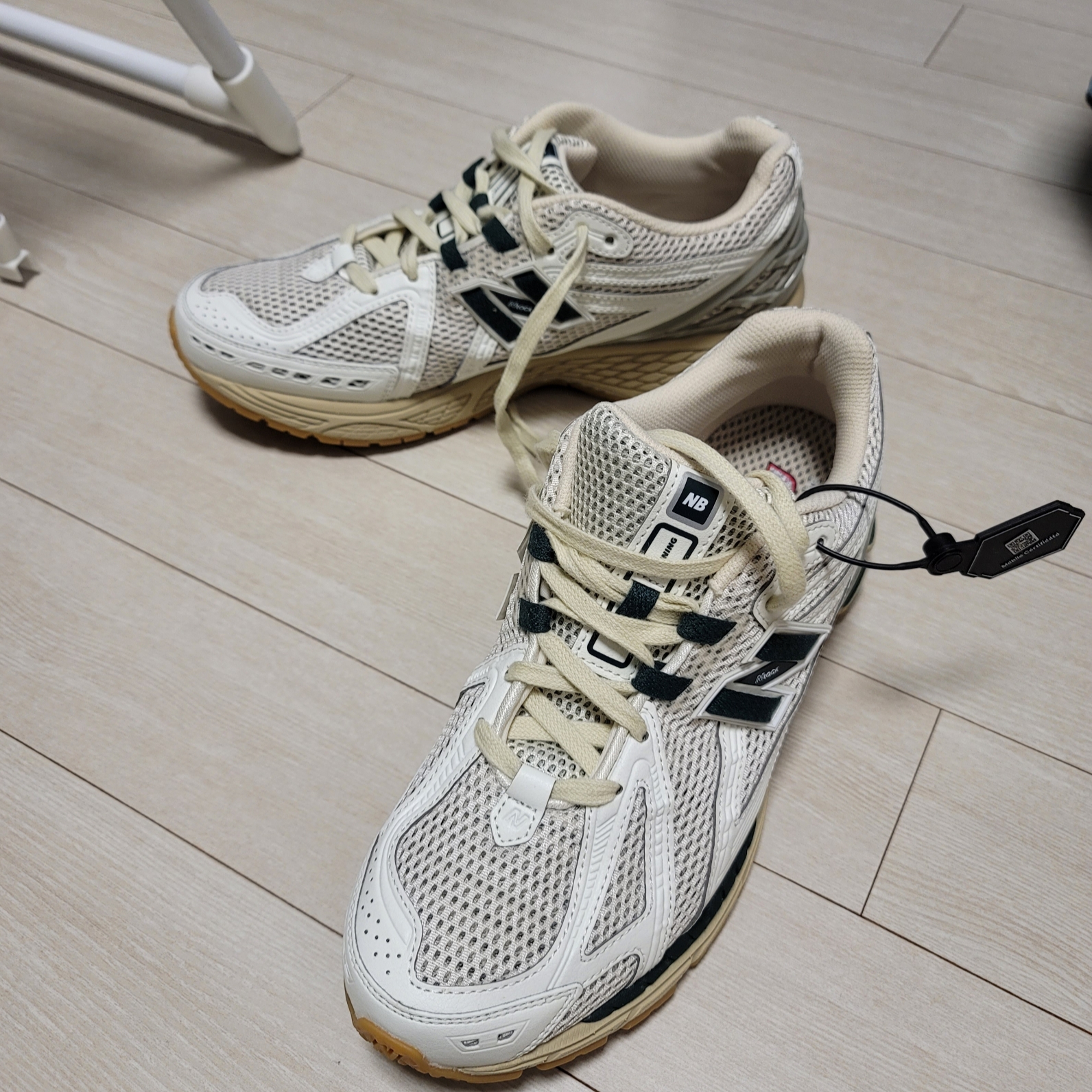 New Balance 1906R Silver Green 착용 스타일 - 1