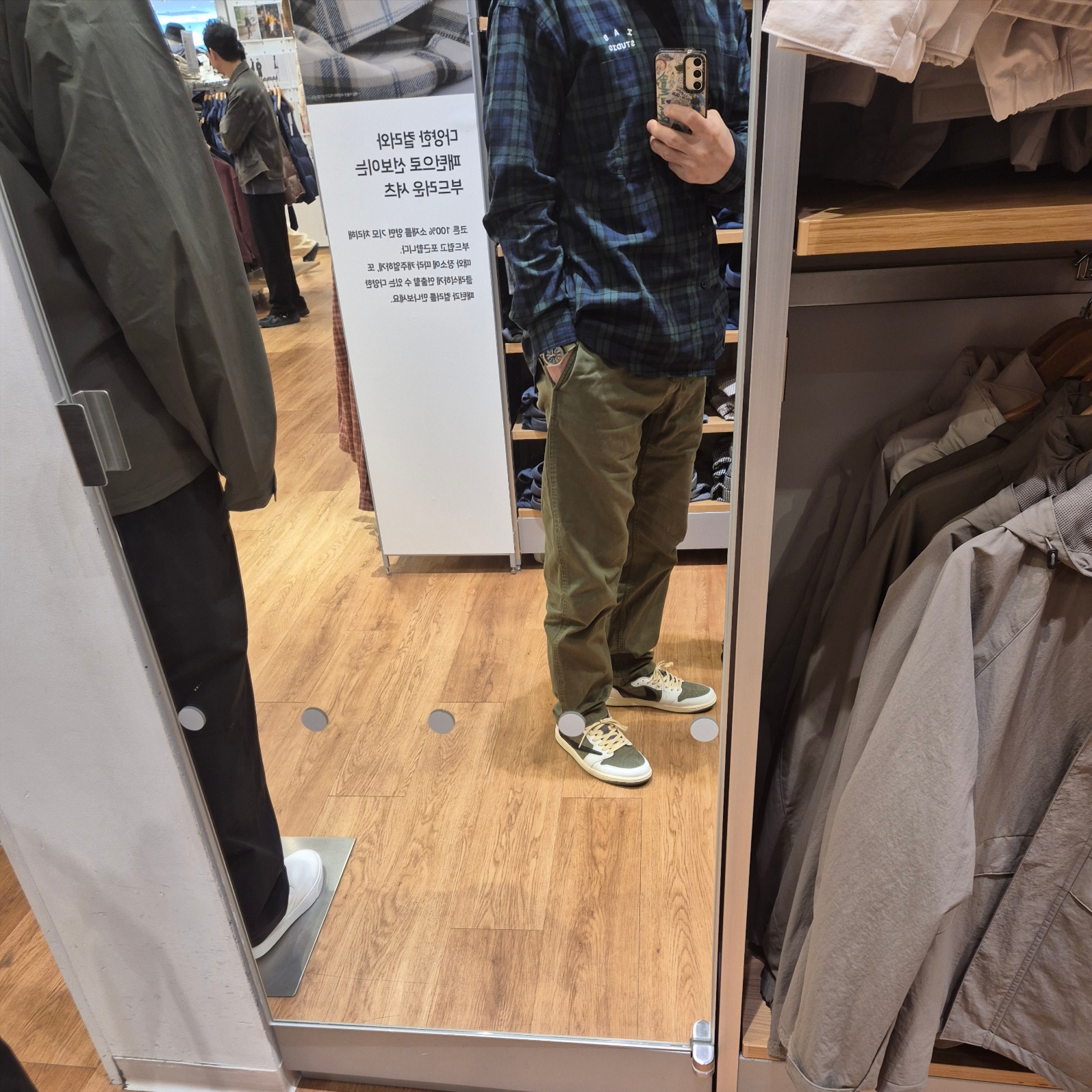 Jordan 1 x Travis Scott Retro Low OG SP Reverse Olive, IAB Studio Blackwatch Tartan Shirt Blue Green 착용 스타일 - 1