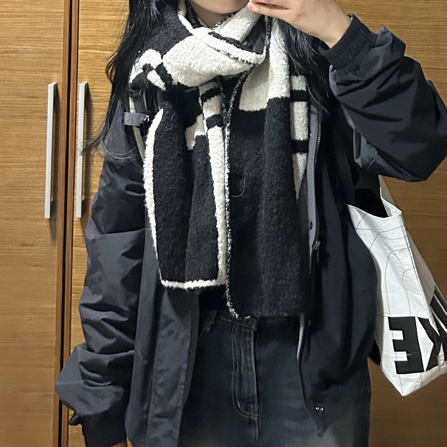 Matin Kim Logo Checkboard Muffler Ivory 착용 스타일