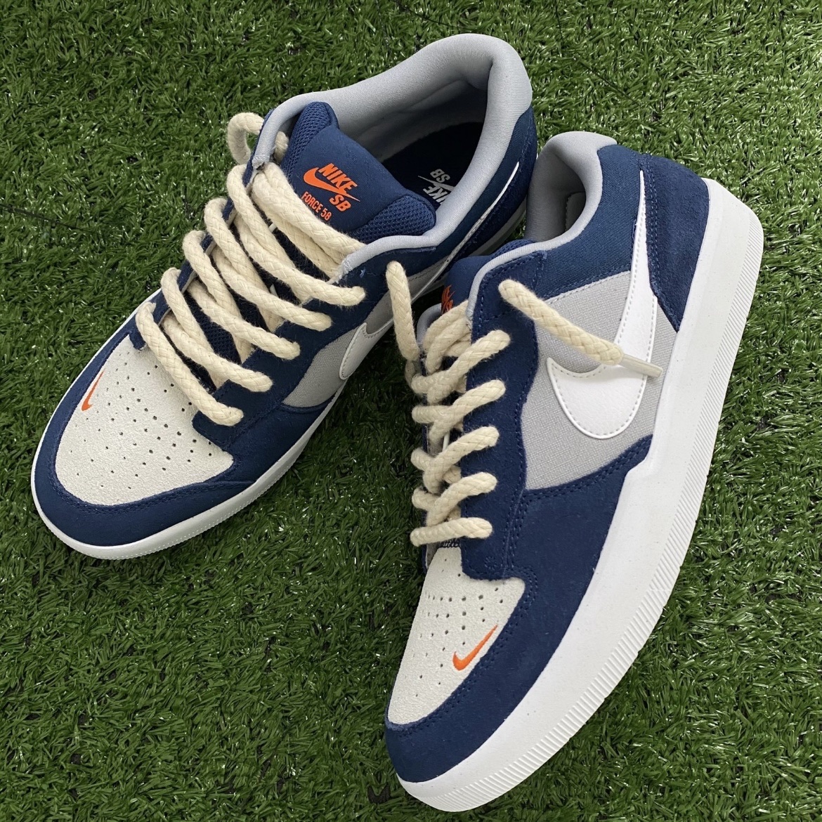 Nike Dunk Low SE Photon Dust and Summit White 착용 스타일 - 3
