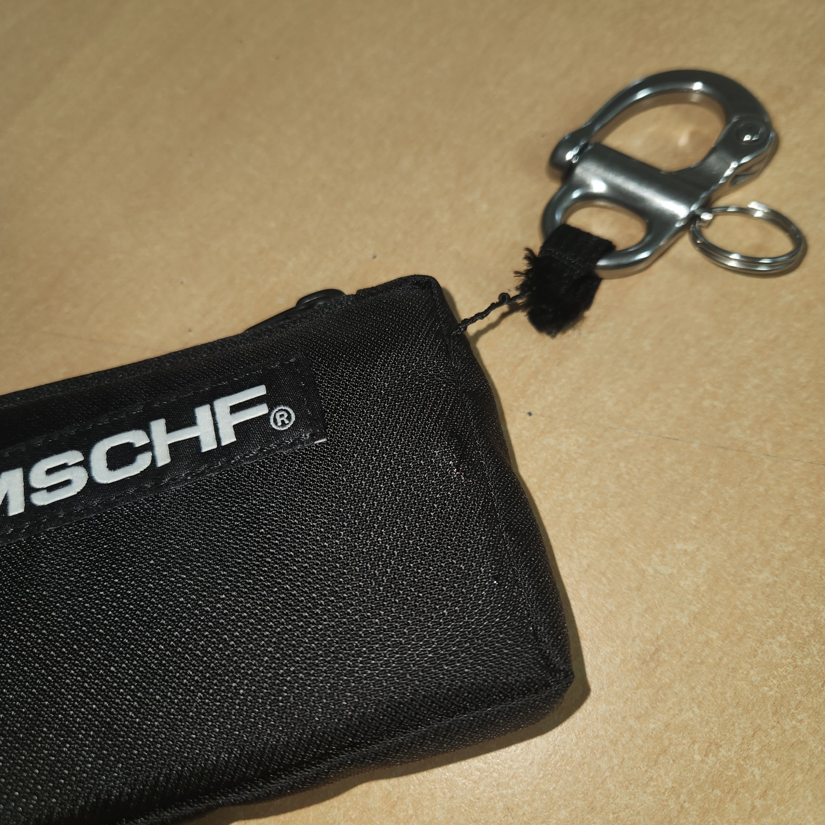 Mischief Rhombus Carabiner Pouch Black 착용 스타일