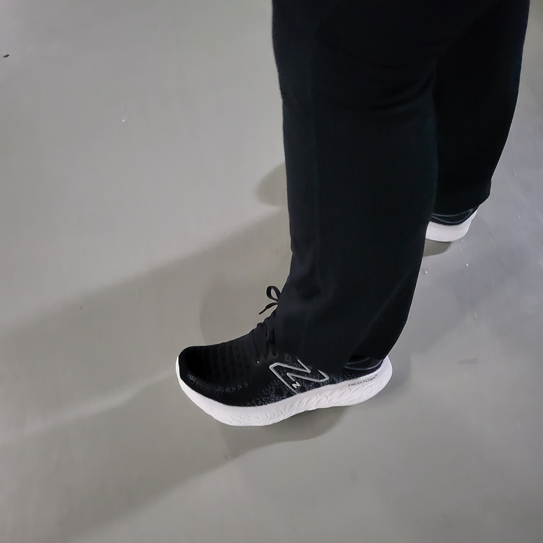 (W) New Balance Fresh Foam X 1080v12 Black Thunder - D Wide 착용 스타일 - 1