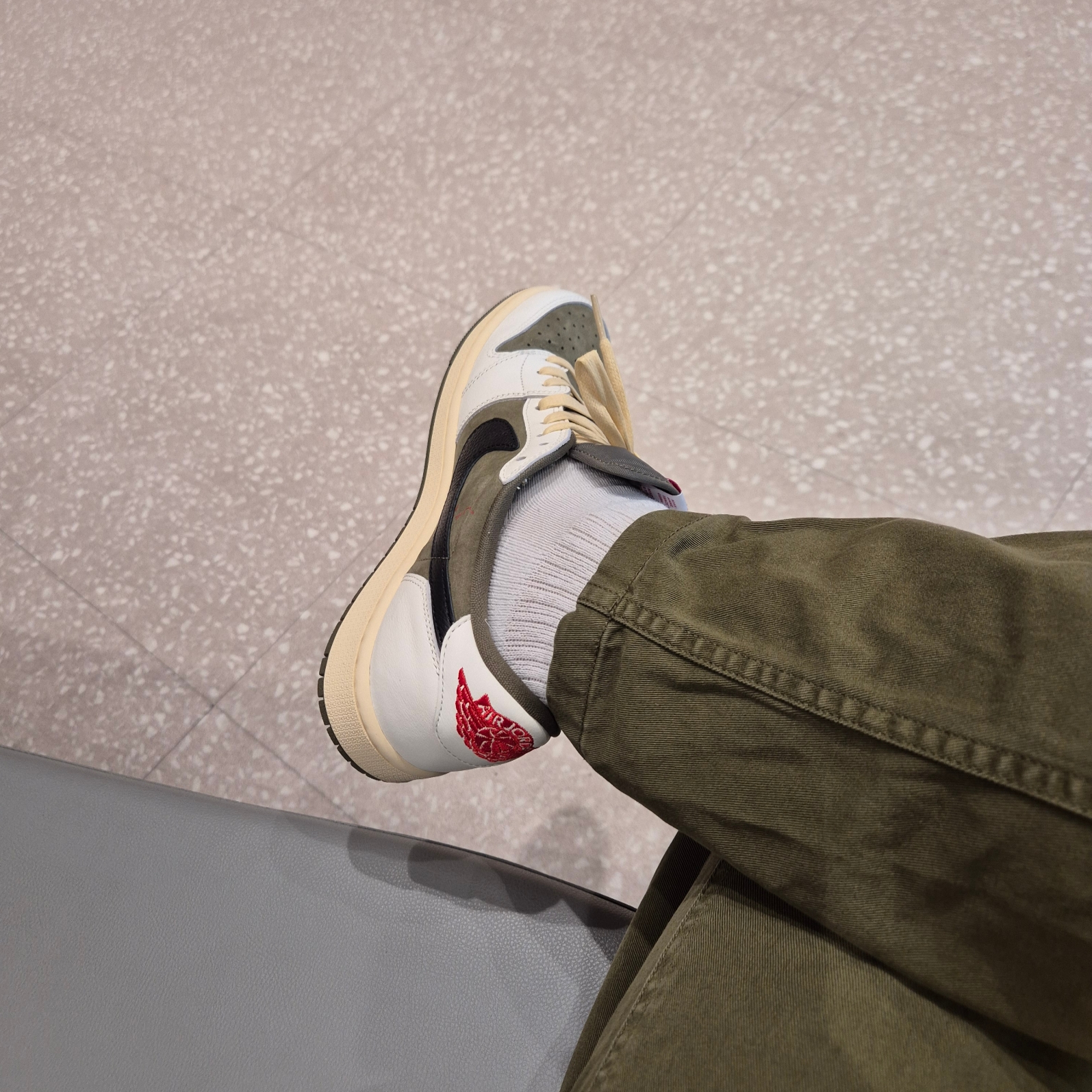 Jordan 1 x Travis Scott Retro Low OG SP Reverse Olive, IAB Studio Blackwatch Tartan Shirt Blue Green 착용 스타일 - 3