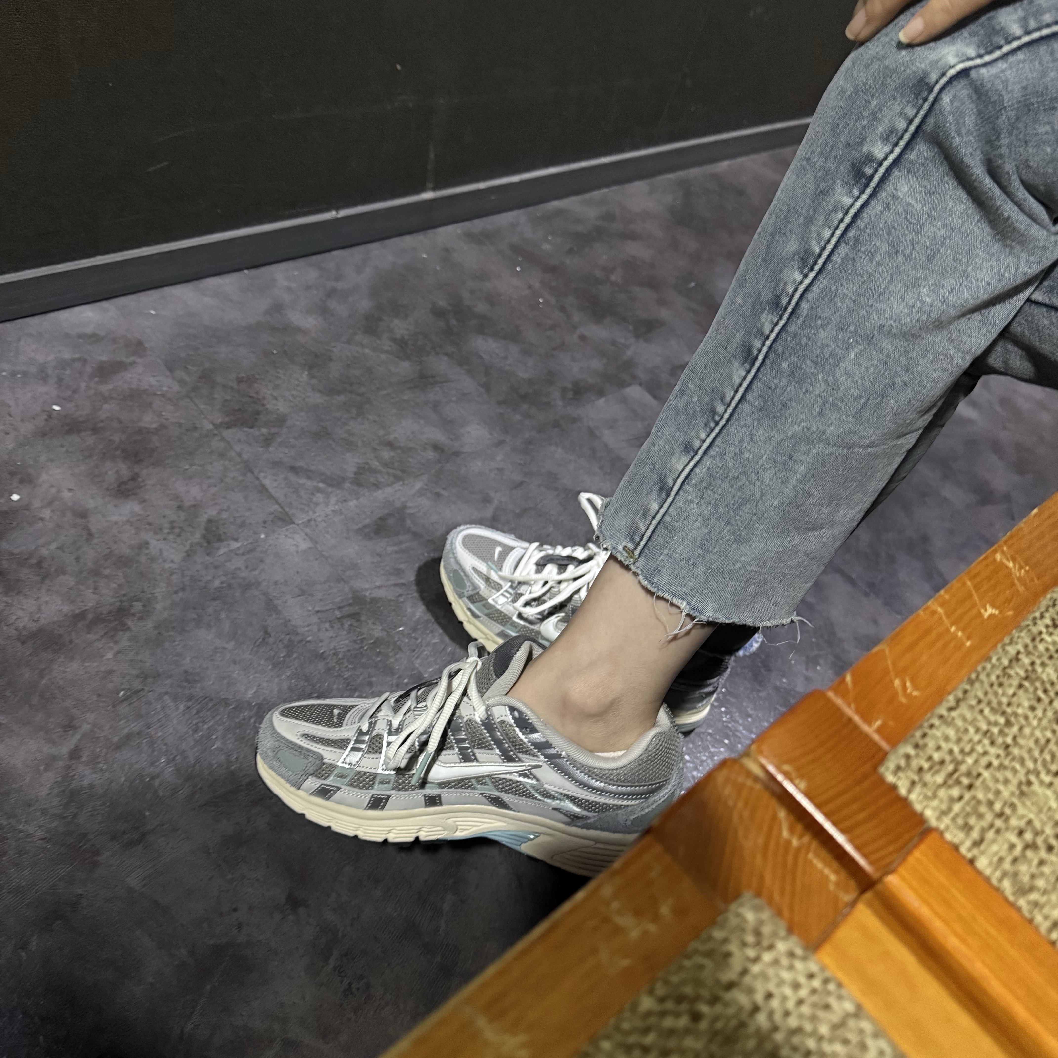 Nike P-6000 Flat Pewter Light Iron Ore 착용 스타일