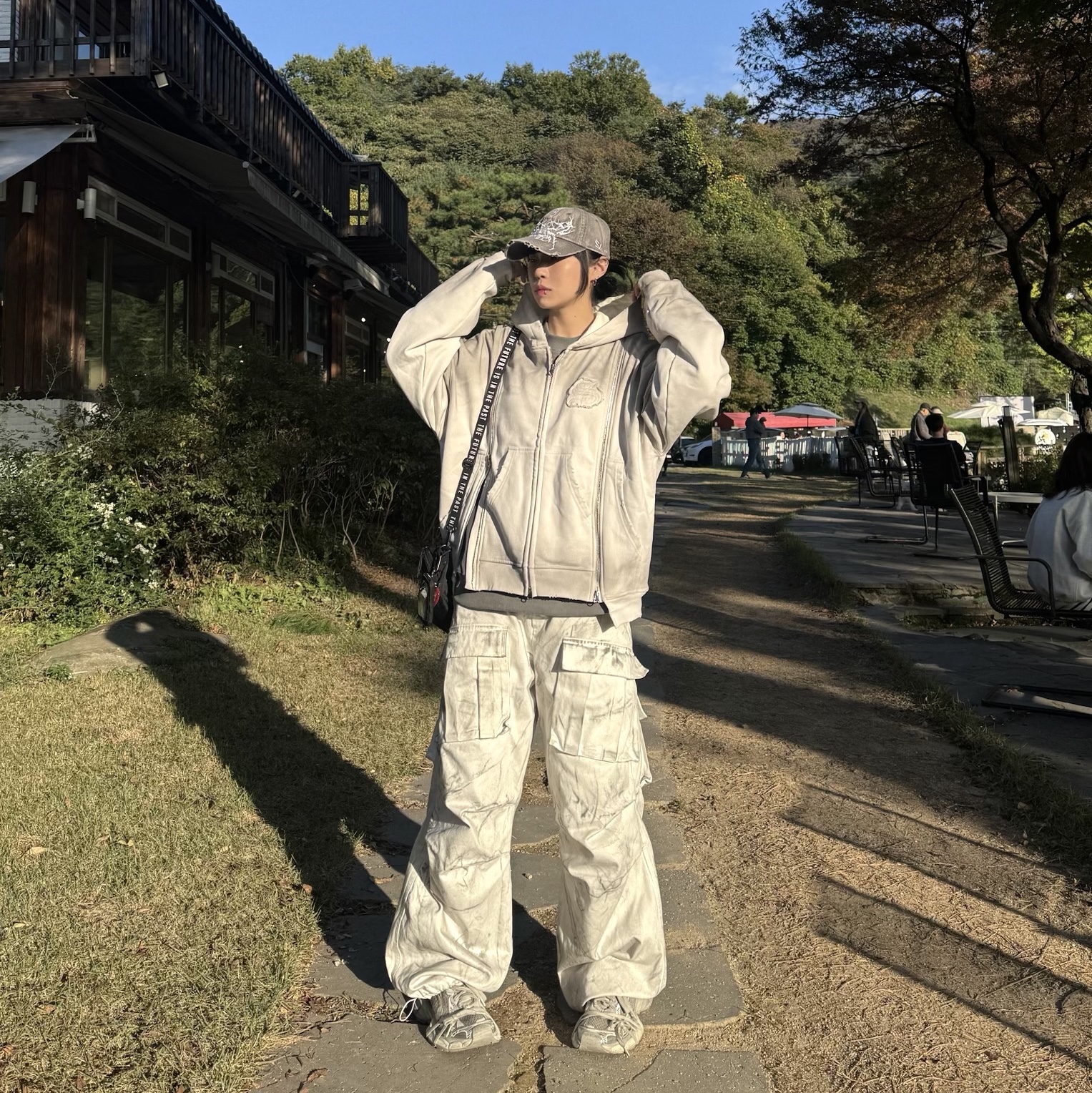 Nos Couleurs 01 Cargo Pants Dirty Washing, Balenciaga 3XL Sneakers Light Beige 착용 스타일 - 3