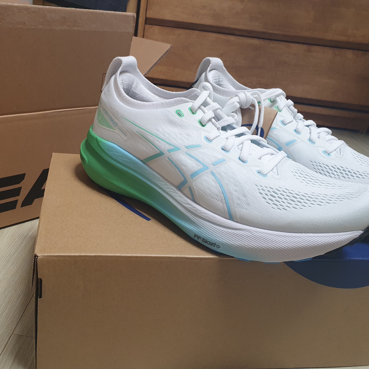 Asics Gel-Kayano 31 White Bright Cyan 착용 스타일