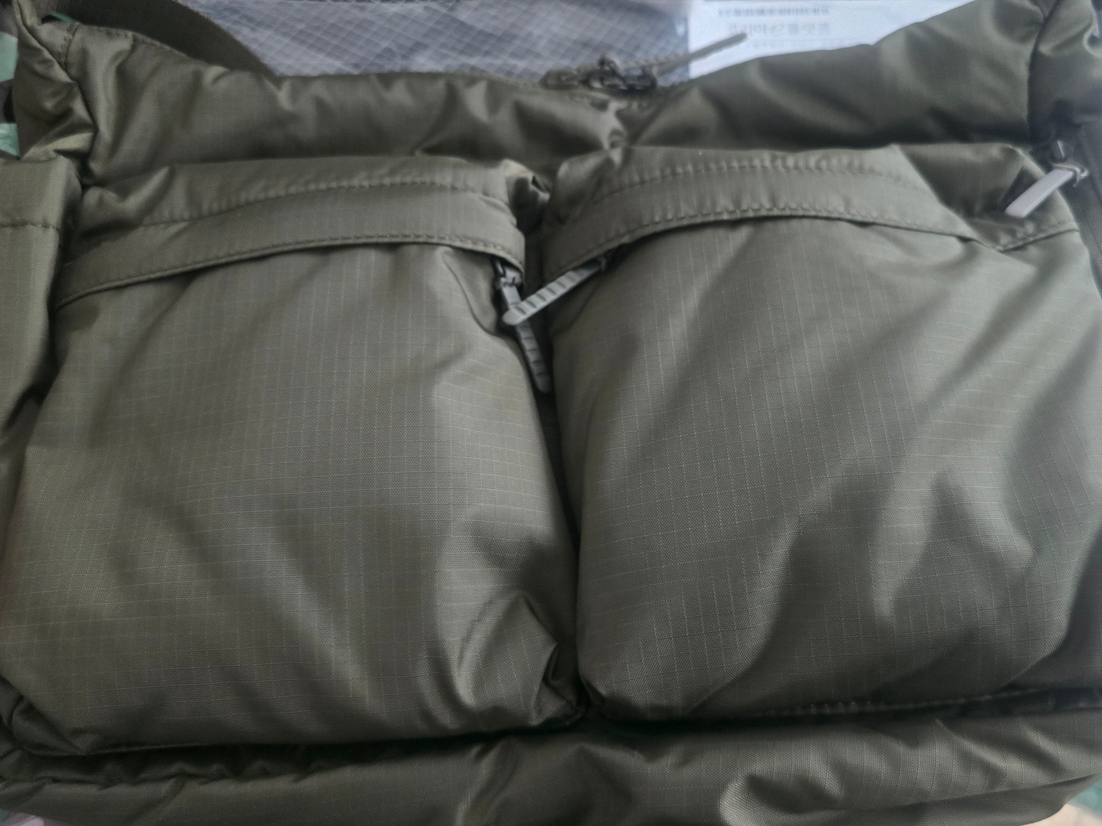 Uniqlo Multi Pocket Shoulder Bag Olive 착용 스타일