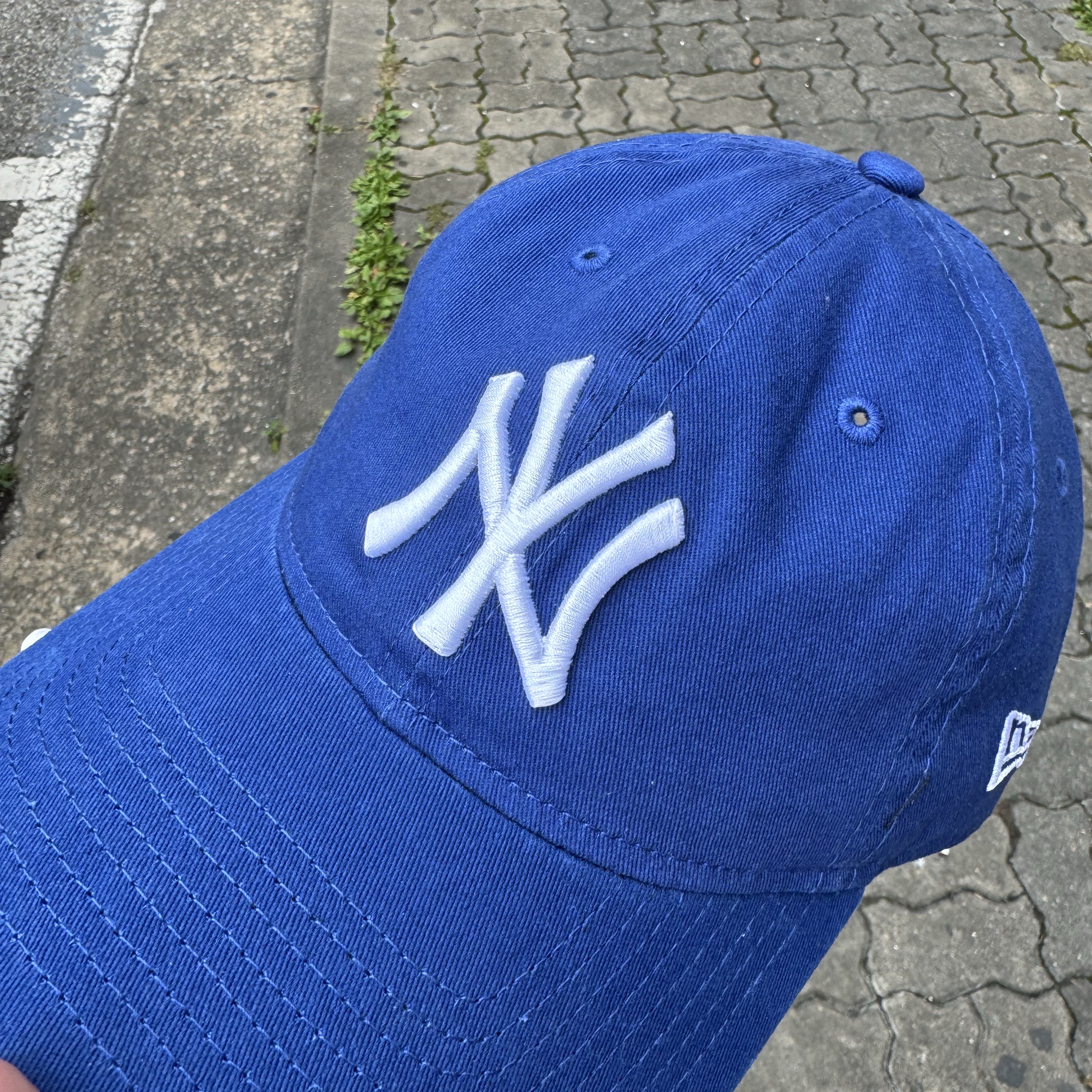 New Era x MoMA New York Yankees Cap Bright Royal 착용 스타일