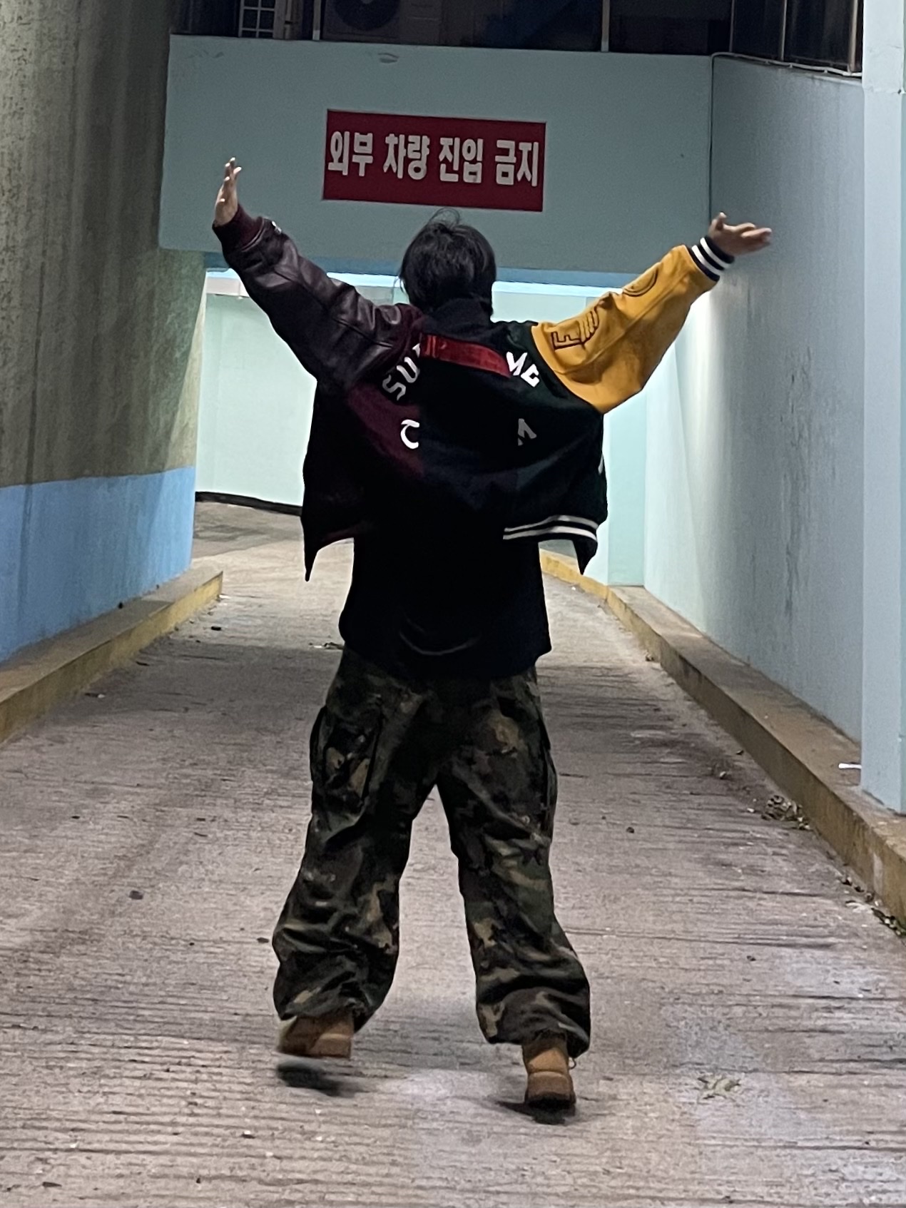 Supreme x MM6 Maison Margiela Split Varsity Jacket Multicolor - 24SS, Supreme Tyler The Creator T-Shirt Black - 24FW 착용 스타일 - 3