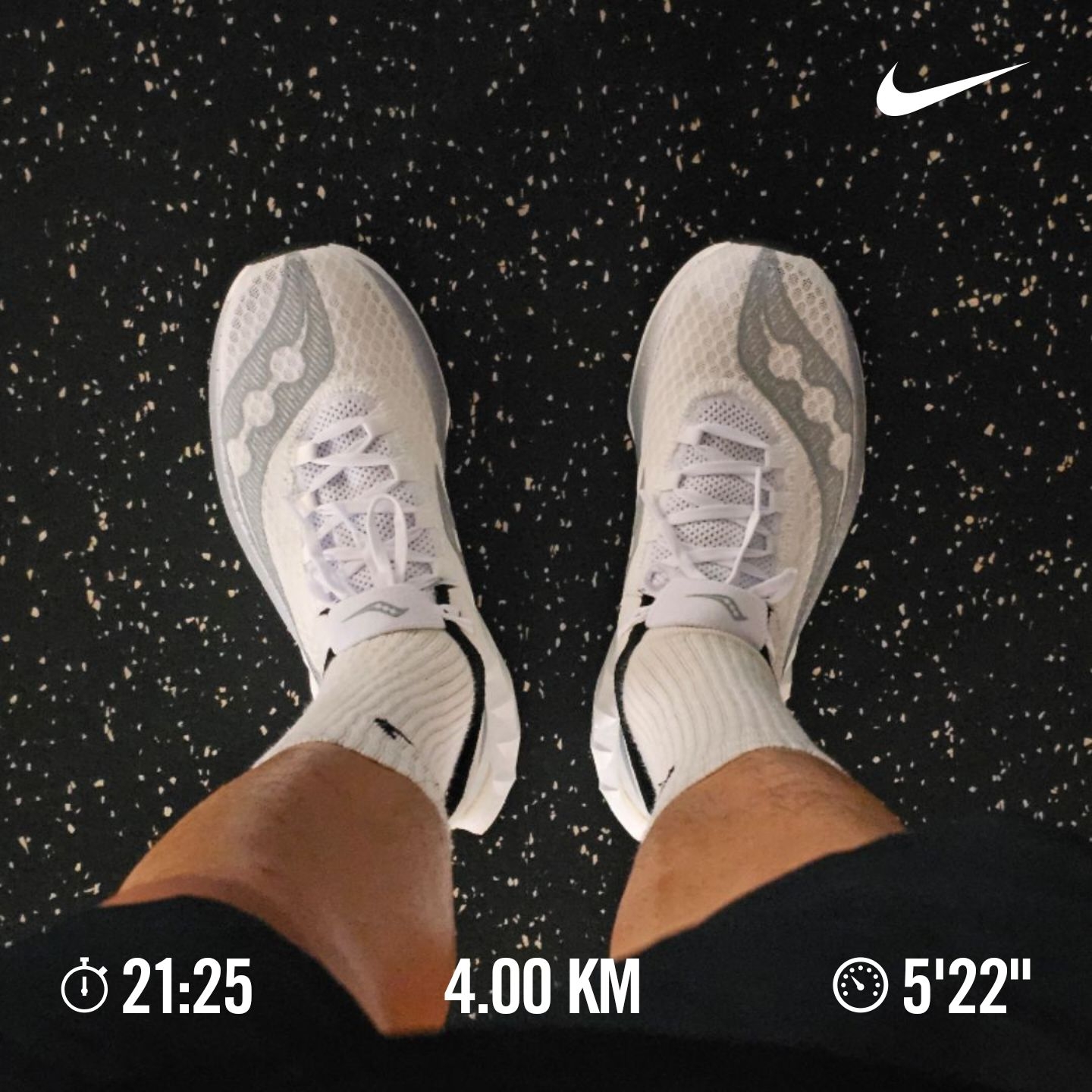 Saucony Endorphin Pro 4 White Silver 착용 스타일