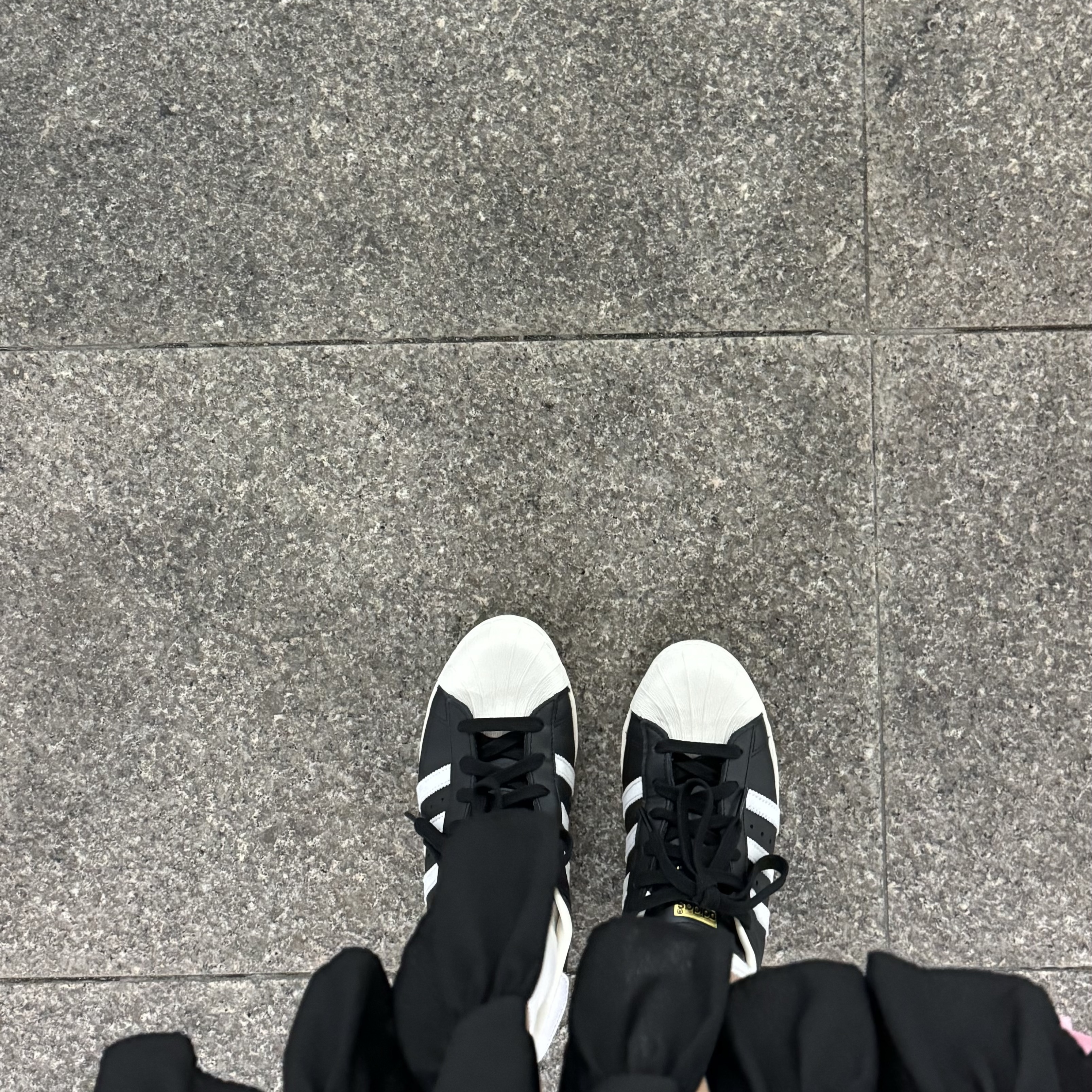 Adidas Superstar 82 FI Core Black 착용 스타일 - 1