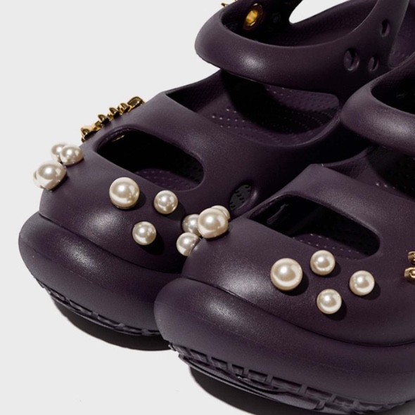 (W) Crocs Phaedra Embellished Currant 착용 스타일 - 2