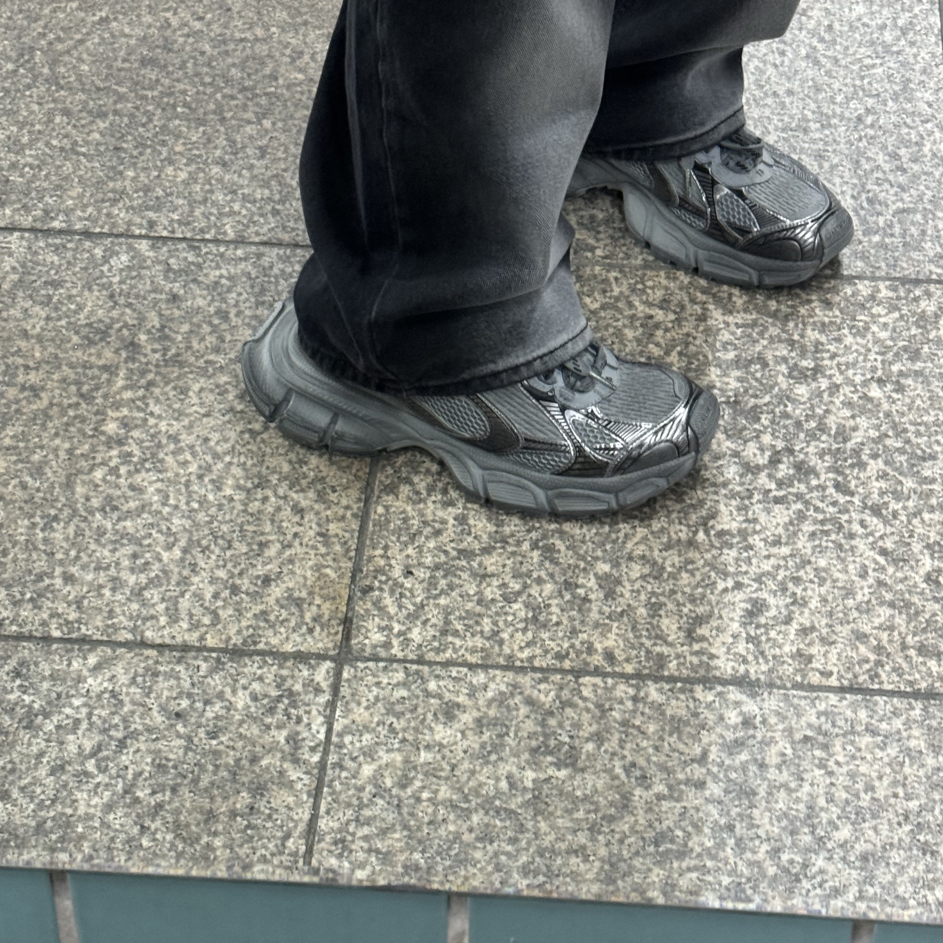Balenciaga 3XL Sneakers Grey Black 착용 스타일