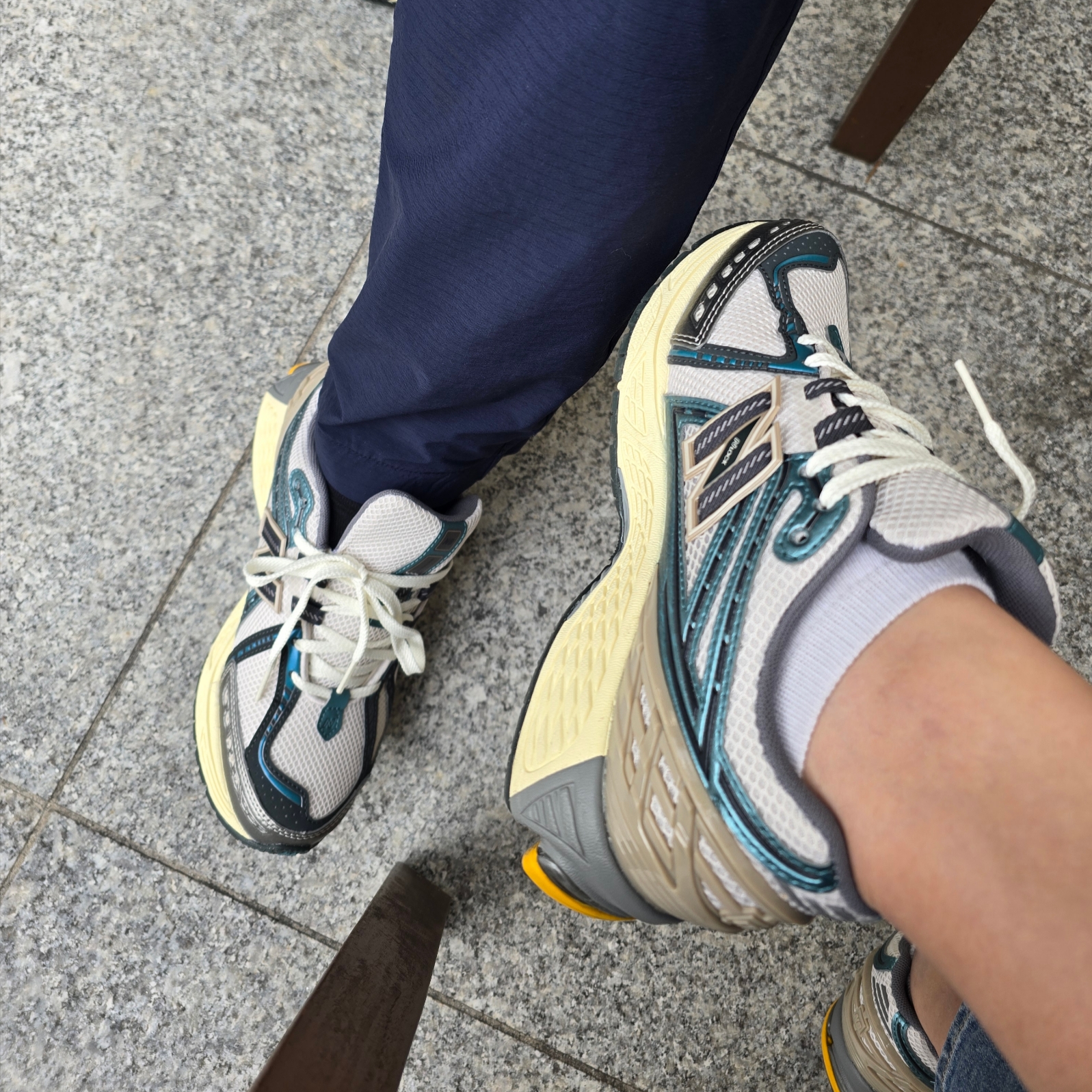 New Balance 1906R Metallic Teal 착용 스타일