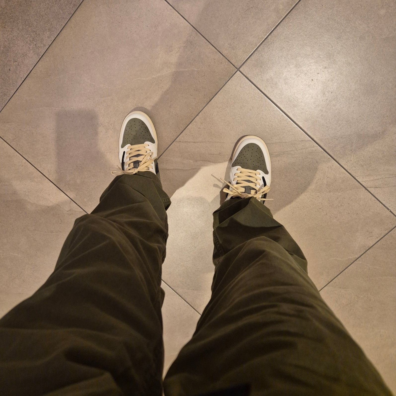 Jordan 1 x Travis Scott Retro Low OG SP Reverse Olive, IAB Studio Blackwatch Tartan Shirt Blue Green 착용 스타일 - 5