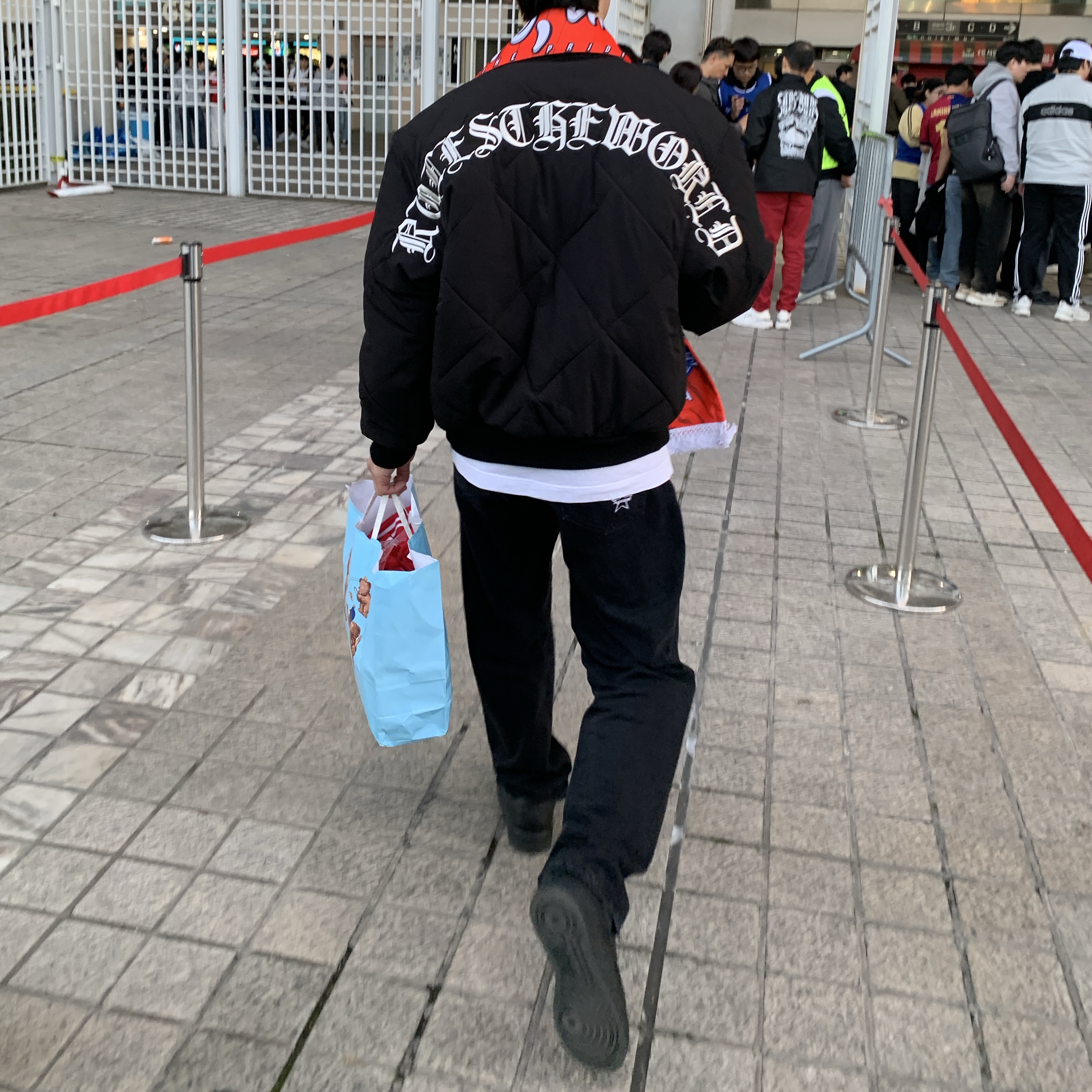 Corteiz Olde English Quilted Bomber Jacket Black 착용 스타일 - 1